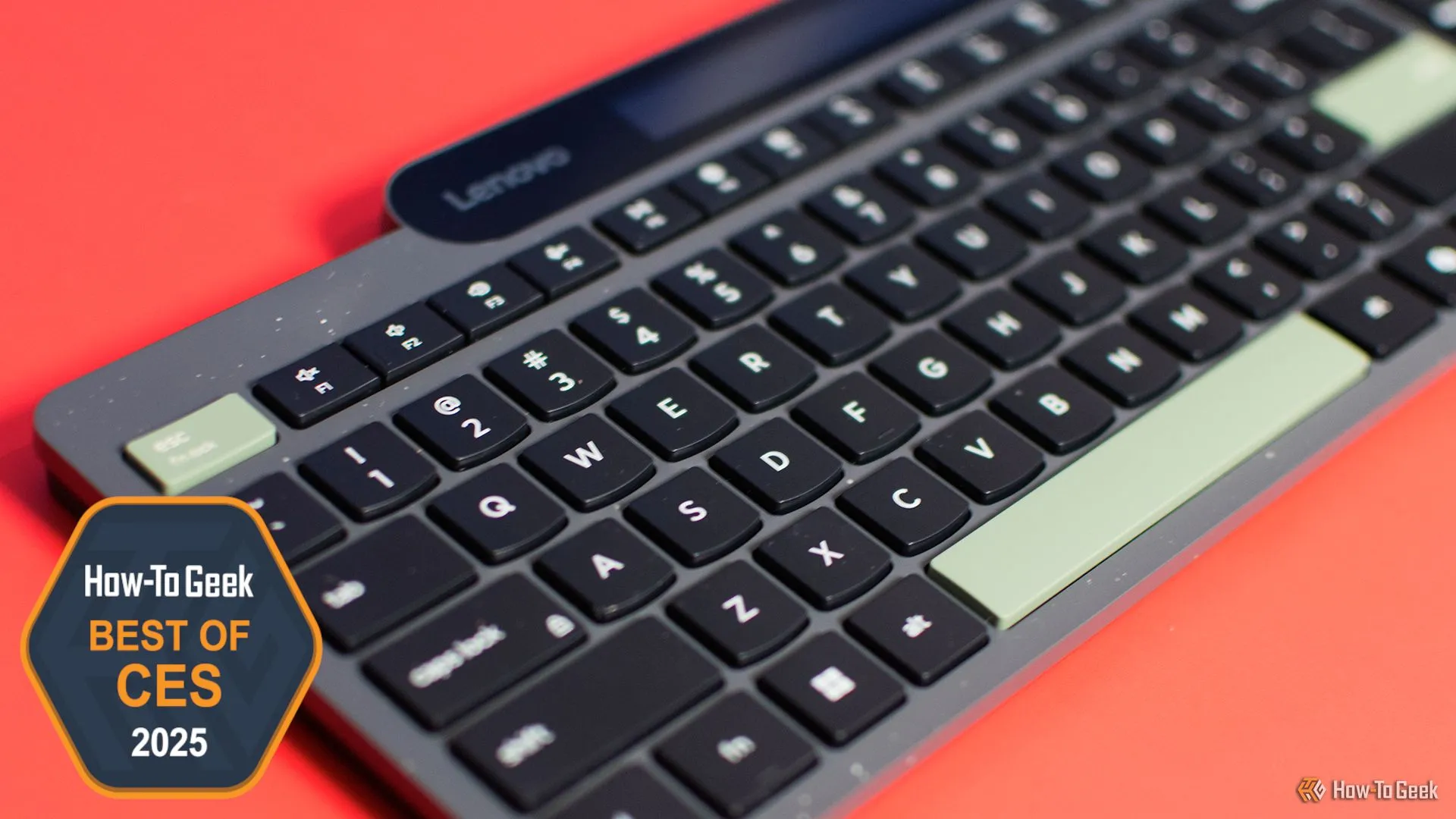 Bàn phím không dây tự sạc Lenovo tại CES 2025, nổi bật với công nghệ sạc năng lượng mặt trời.