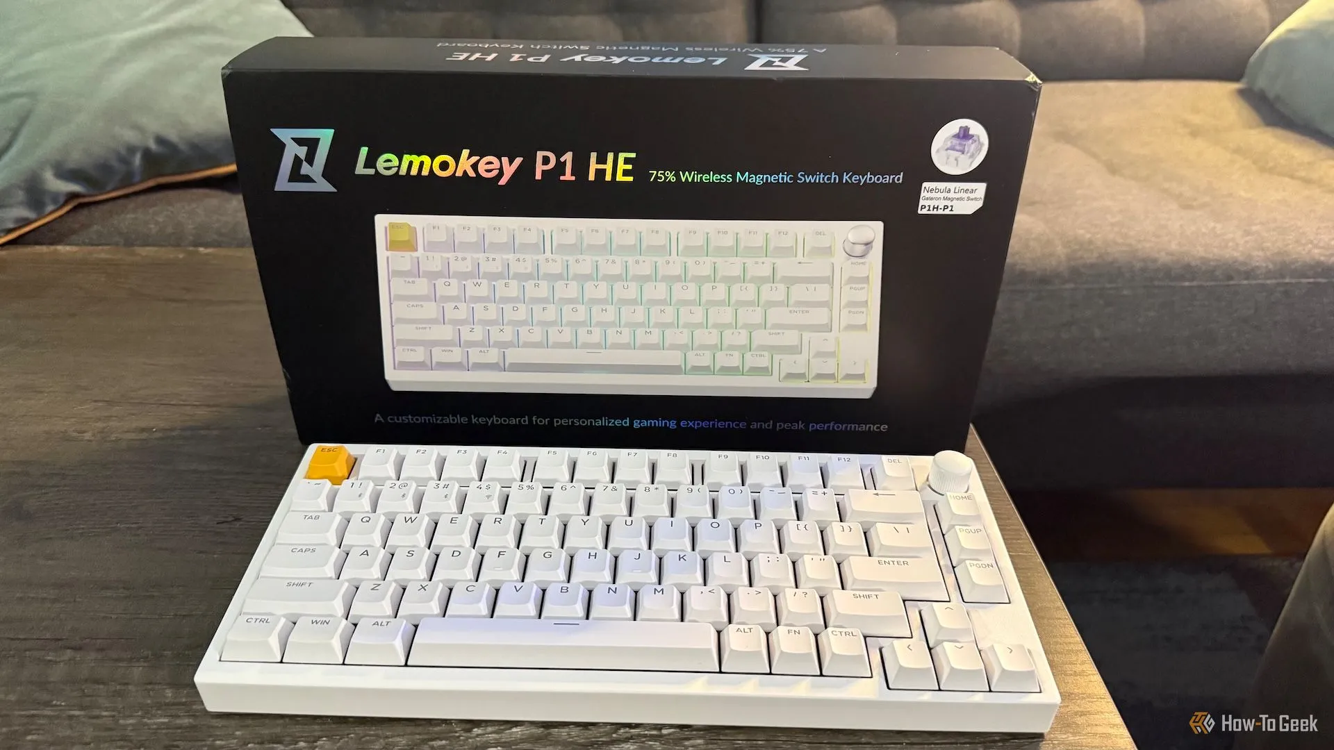 Bàn phím Lemokey P1 HE cùng hộp sản phẩm đặt trên mặt bàn, hiển thị tổng thể sản phẩm