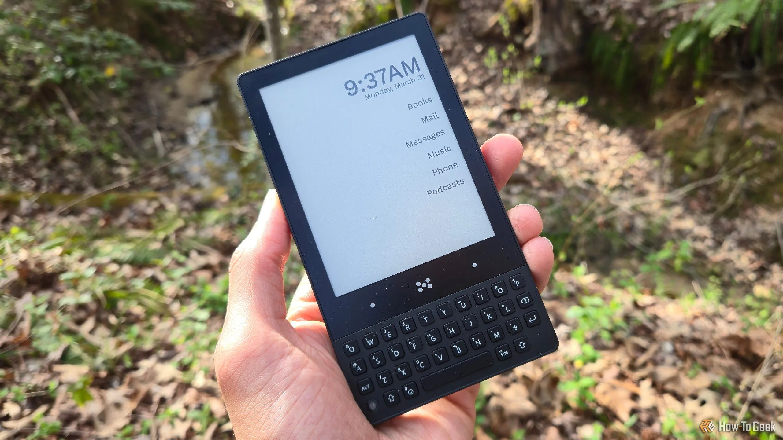 Bàn tay đang cầm chiếc Minimal Phone với màn hình hiển thị nội dung, thể hiện hạn chế khi xem tin nhắn ảnh.