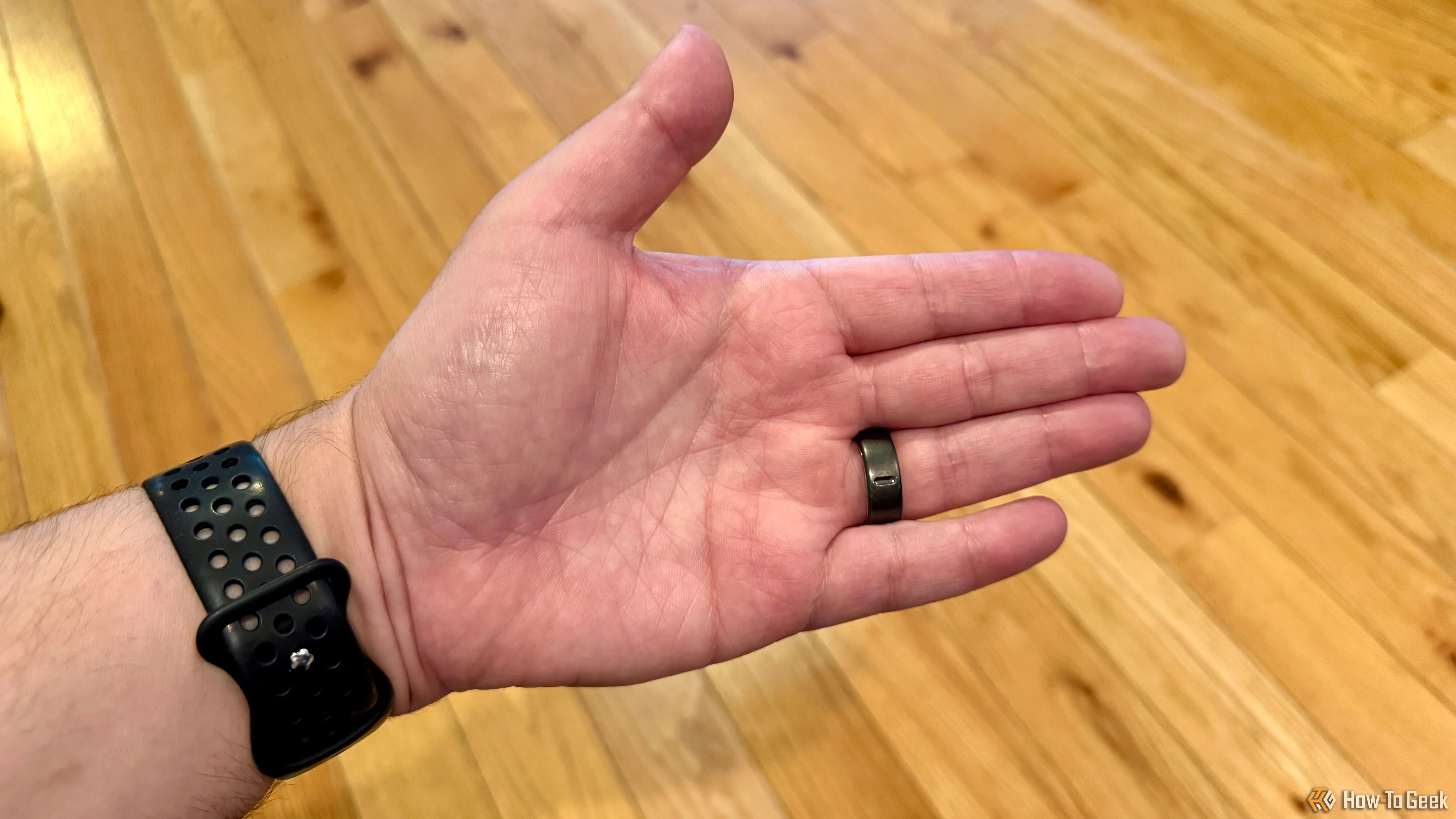 Bàn tay mở rộng với Oura Ring 4 trên ngón tay, minh họa sự thoải mái và kín đáo khi đeo, không gây vướng víu trong sinh hoạt