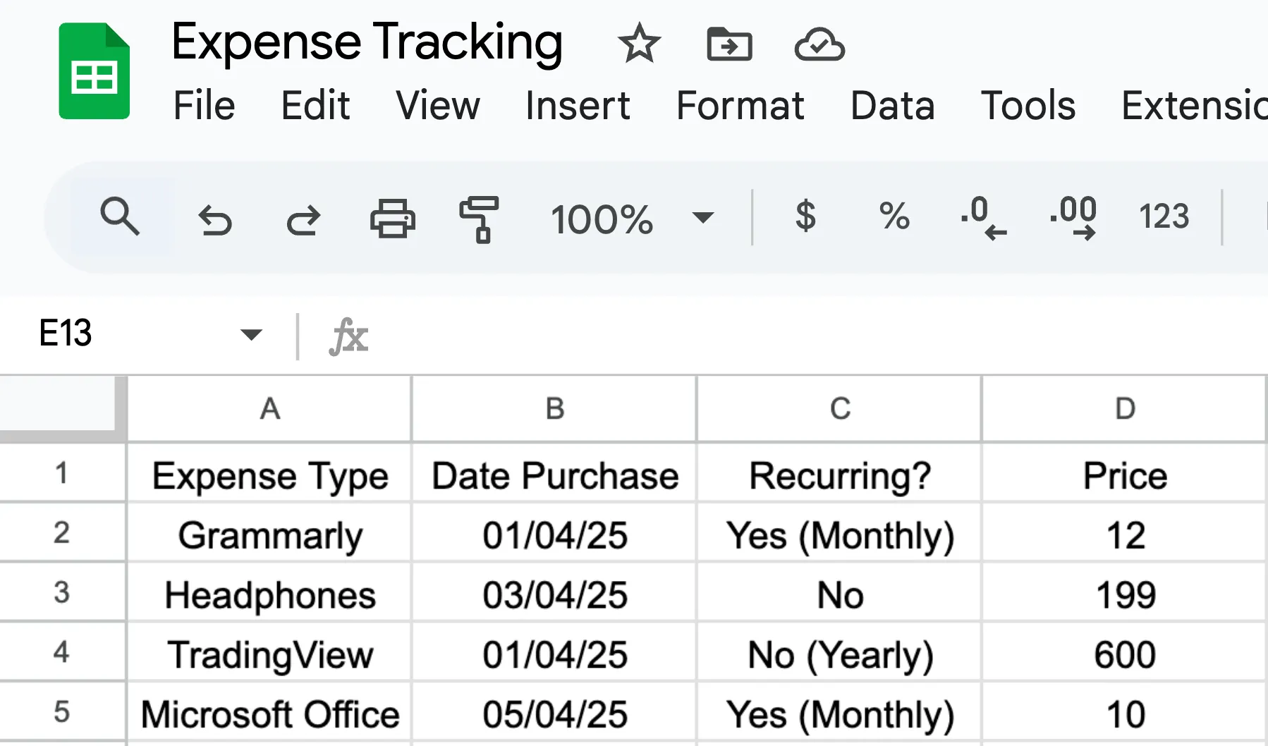 Bảng tính Google Sheets ghi lại các khoản chi phí hàng tháng của freelancer như phần mềm, thiết bị và hóa đơn internet.