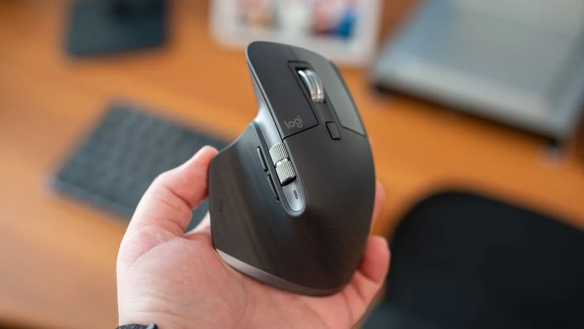 Bánh xe cuộn và các nút bấm trên chuột Logitech MX Master 3S