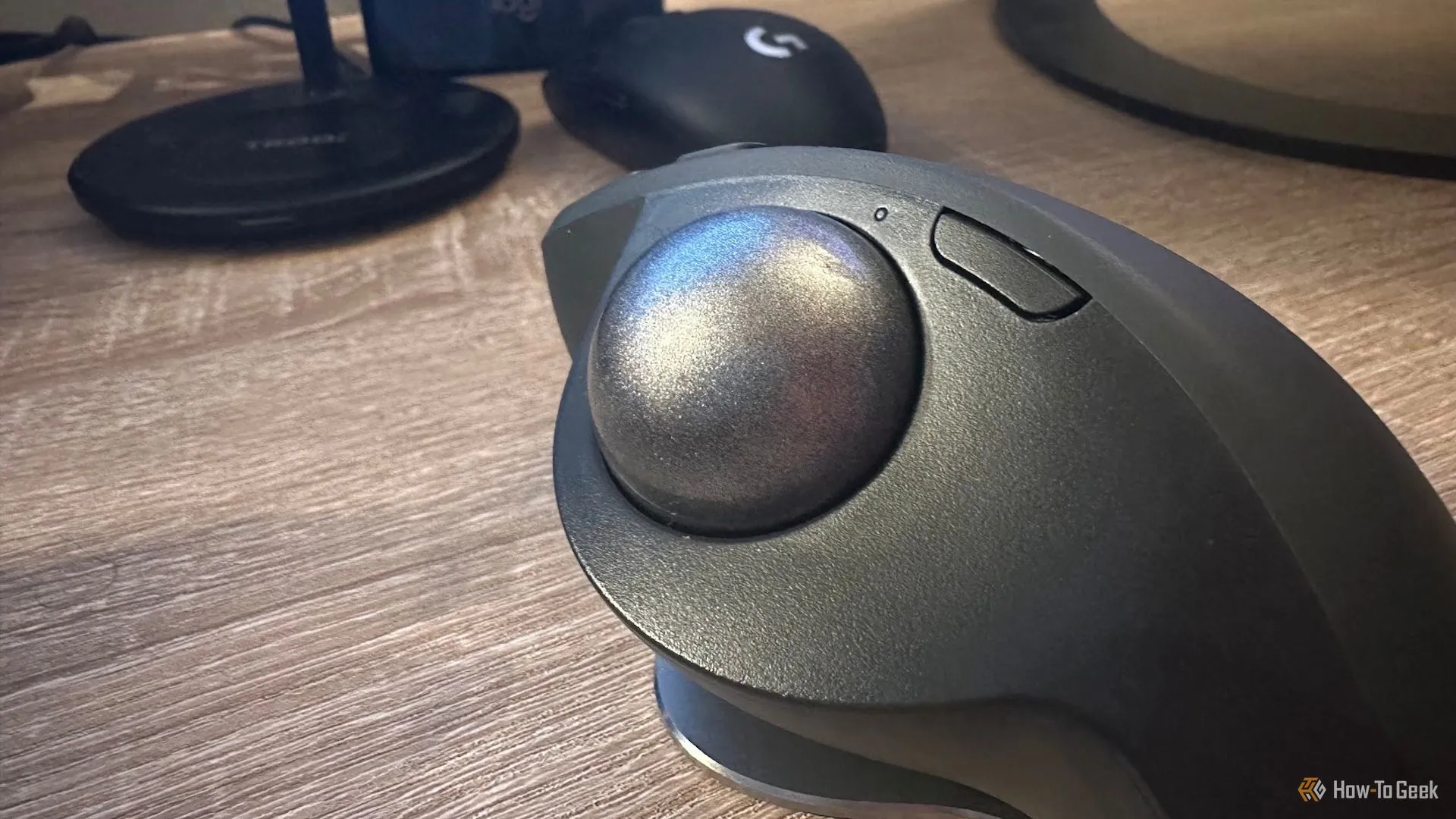 Bi lăn màu đỏ và nút điều chỉnh DPI trên chuột Logitech MX Ergo S, hỗ trợ người dùng thao tác chính xác.