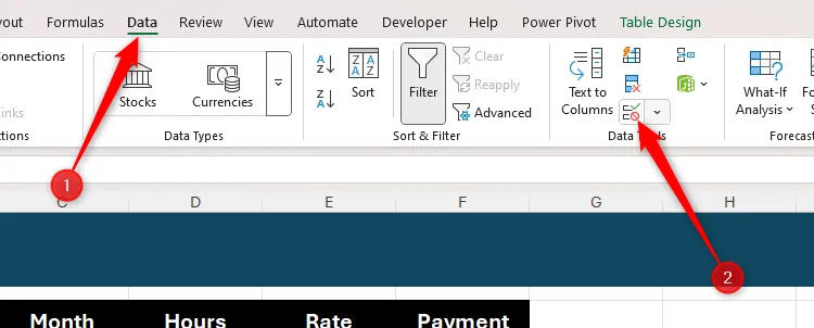 Biểu tượng &quot;Data Validation&quot; (Xác thực dữ liệu) được chọn trong tab &quot;Data&quot; (Dữ liệu) trên thanh công cụ Excel để mở hộp thoại thiết lập quy tắc
