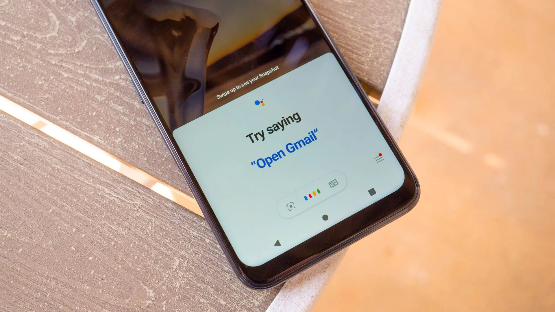 Biểu tượng Google Assistant màu sắc trên nền tối, đại diện cho thông tin về việc trợ lý ảo này sắp bị thay thế