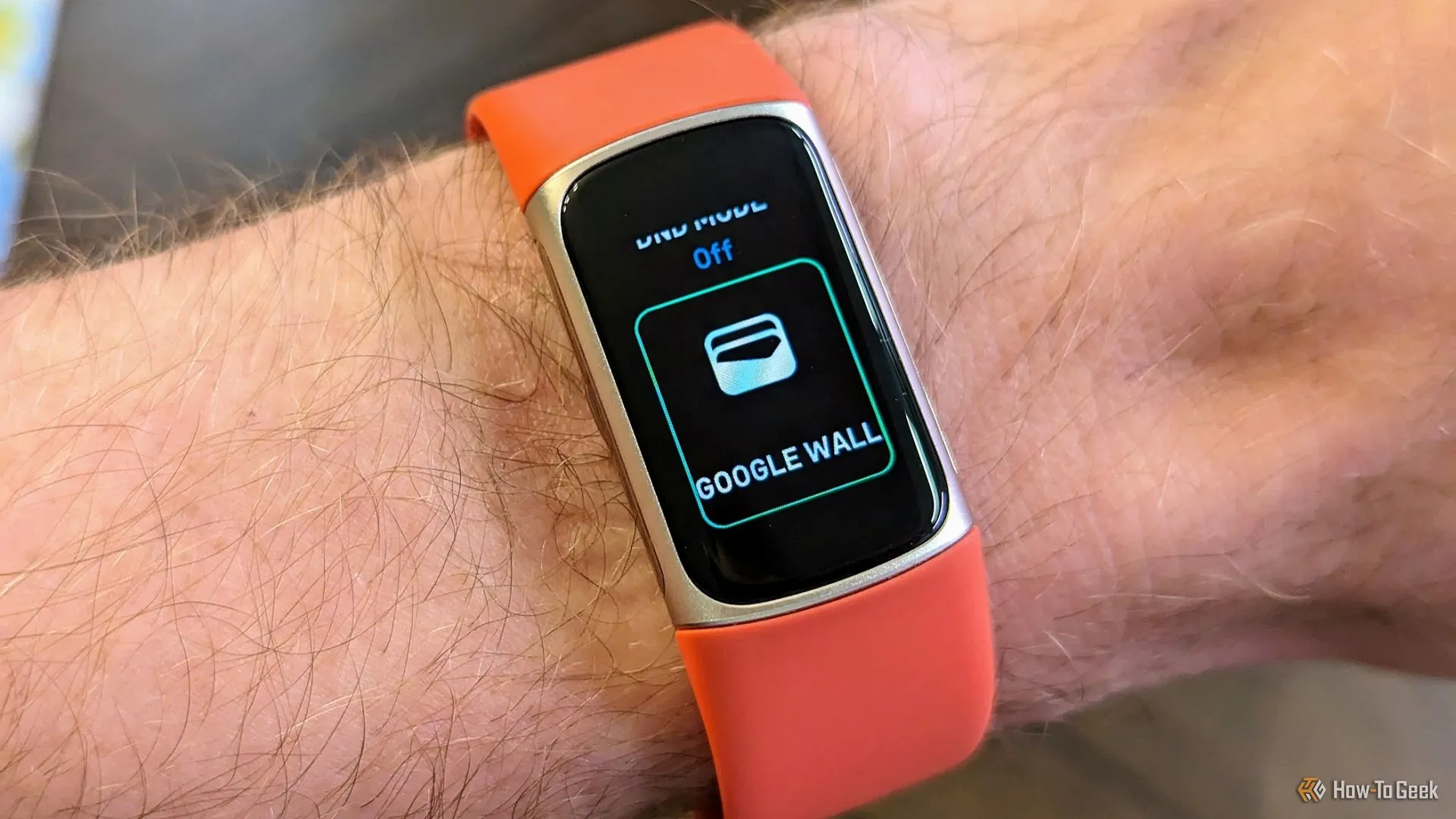 Biểu tượng Google Wallet hiển thị trên màn hình của Fitbit Charge 6 hỗ trợ NFC