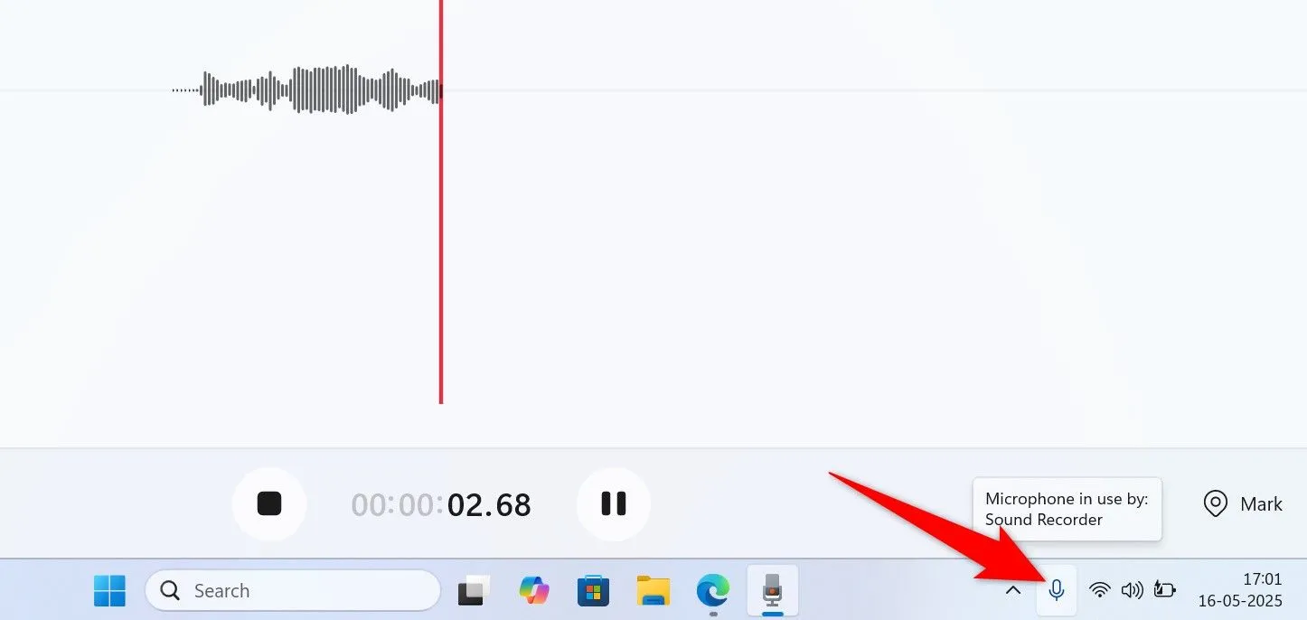 Biểu tượng microphone được đánh dấu trên thanh tác vụ của Windows 11, cho biết mic đang được sử dụng bởi một ứng dụng.