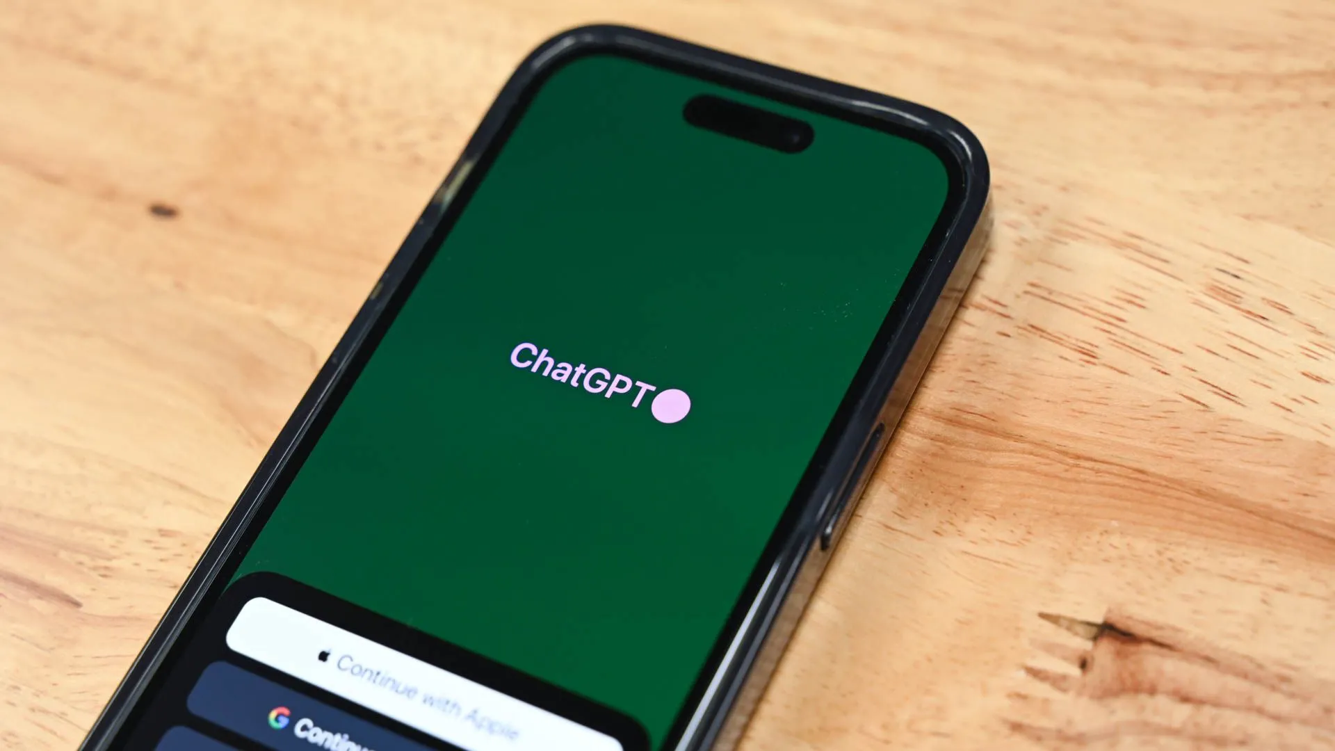 Biểu tượng ứng dụng ChatGPT Official trên màn hình đăng nhập của iPhone
