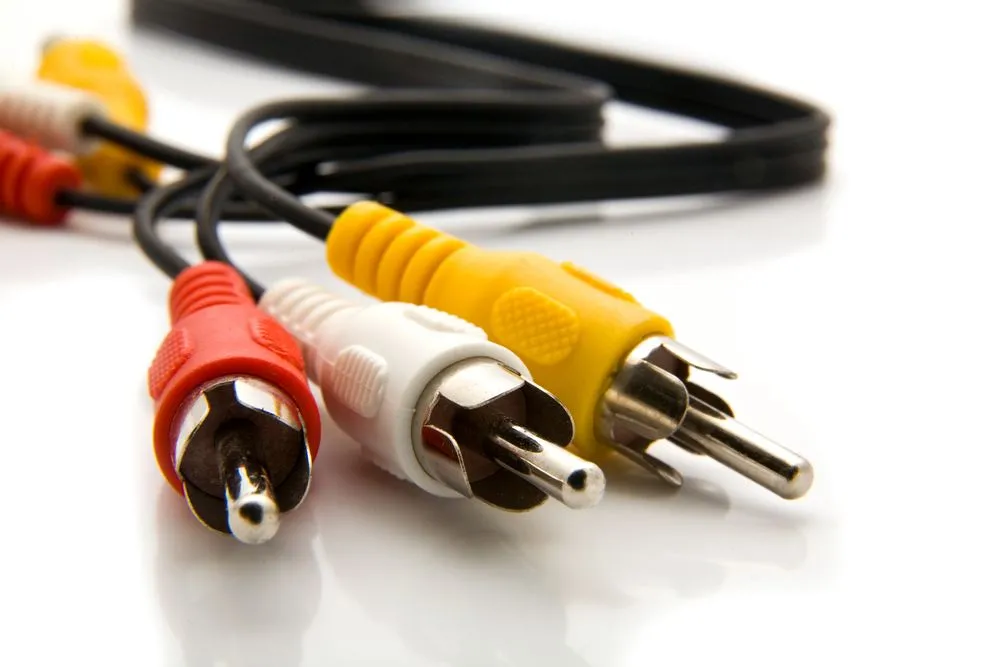 Bộ cáp Composite với ba đầu cắm màu vàng, trắng, đỏ, đại diện cho chuẩn kết nối video phổ biến nhưng chất lượng thấp trên TV CRT.