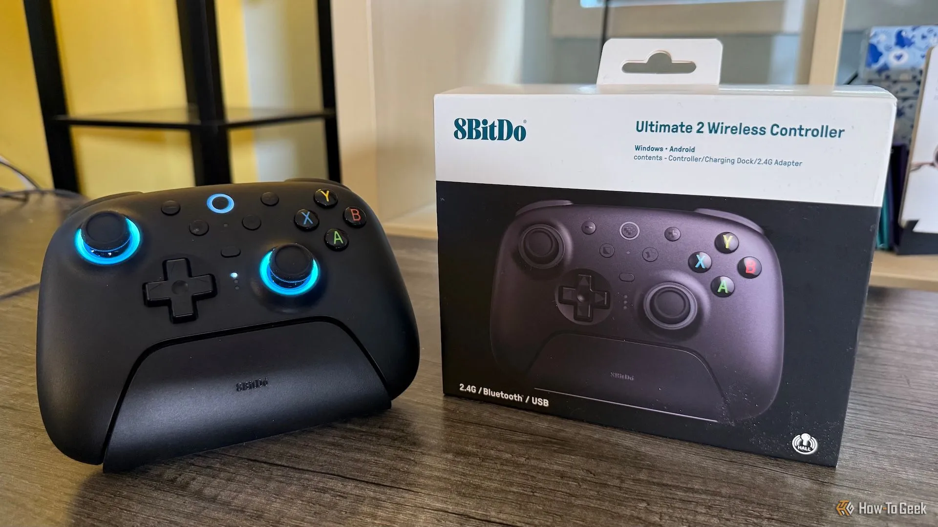 Bộ điều khiển không dây 8BitDo Ultimate 2 và hộp đựng, thể hiện thiết kế sang trọng.