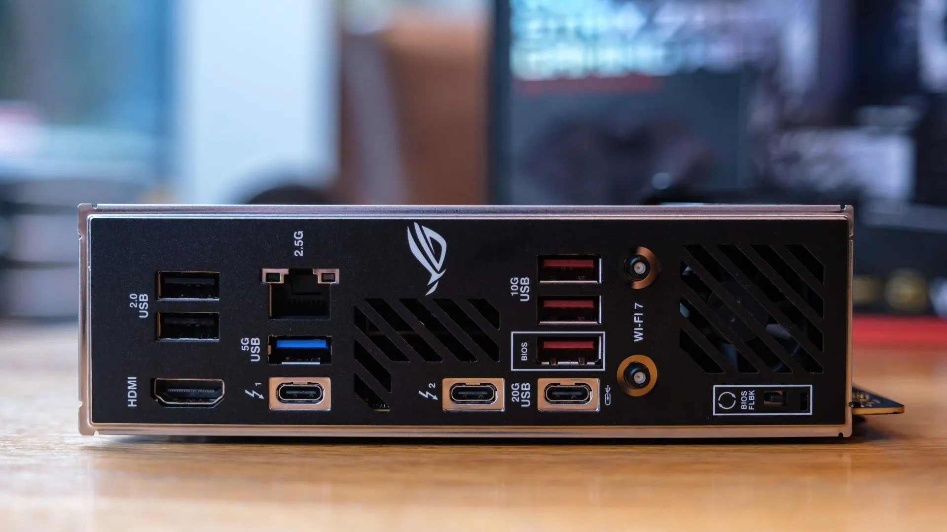 Bo mạch chủ ASUS ROG Strix Z890-I Gaming WIFI Mini-ITX với khe cắm PCIe cho phép lắp đặt card mở rộng lưu trữ.
