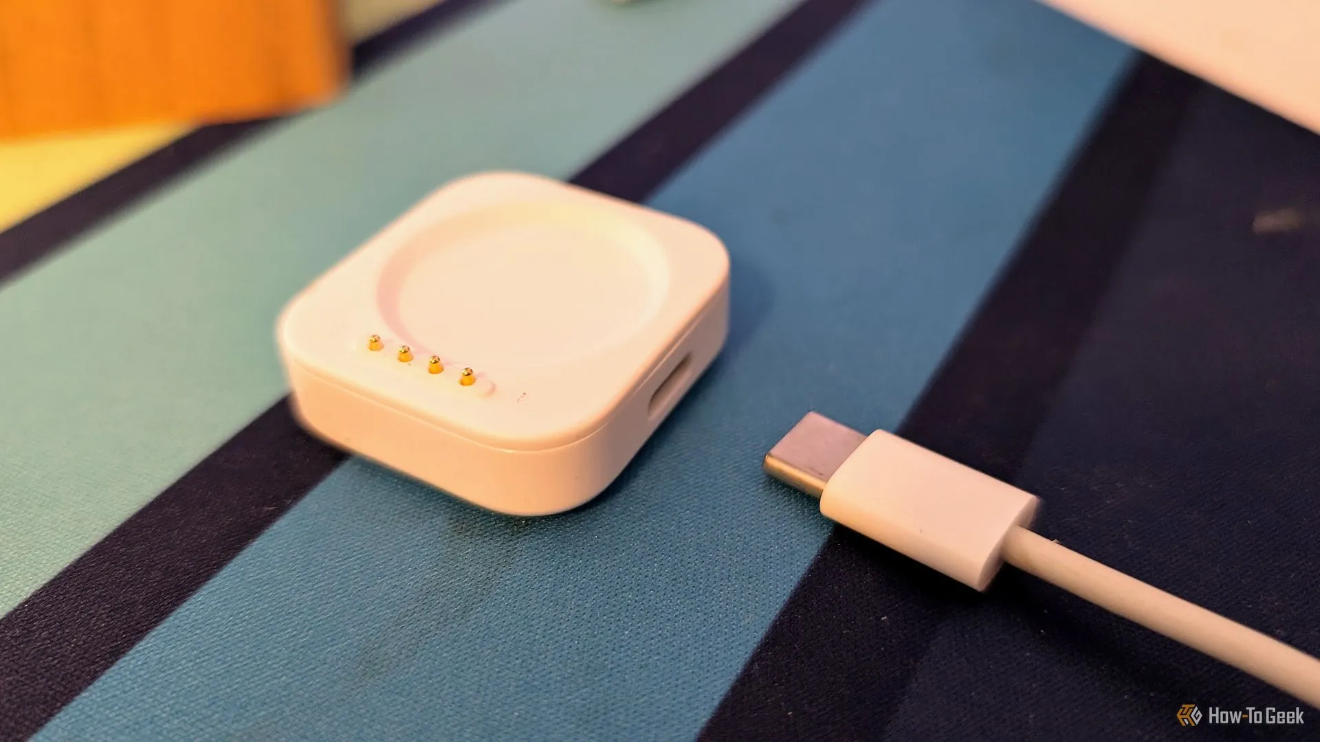 Bộ sạc nam châm USB-C nhỏ gọn của OnePlus Watch 3.