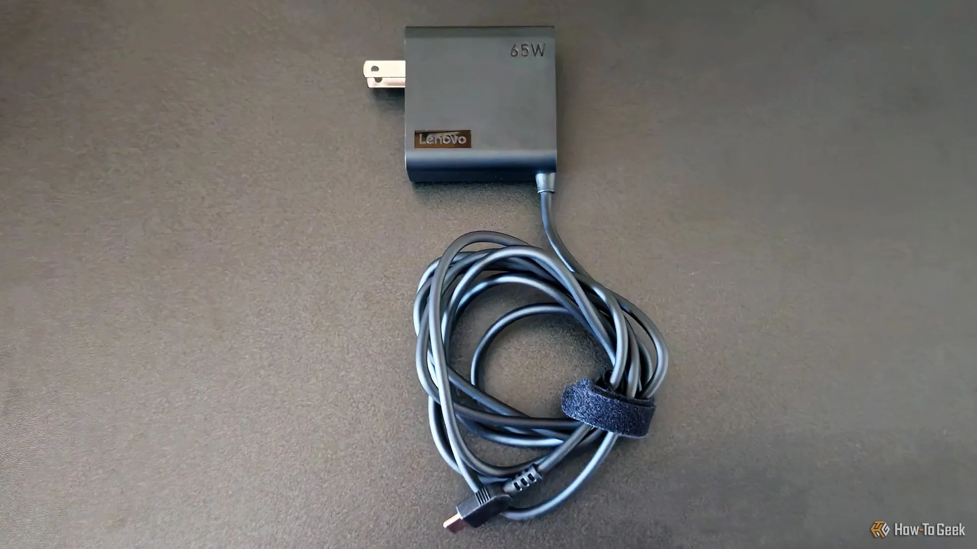 Bộ sạc USB-C 65W của laptop Lenovo Yoga Slim 9i Gen 10, hỗ trợ công nghệ sạc nhanh.