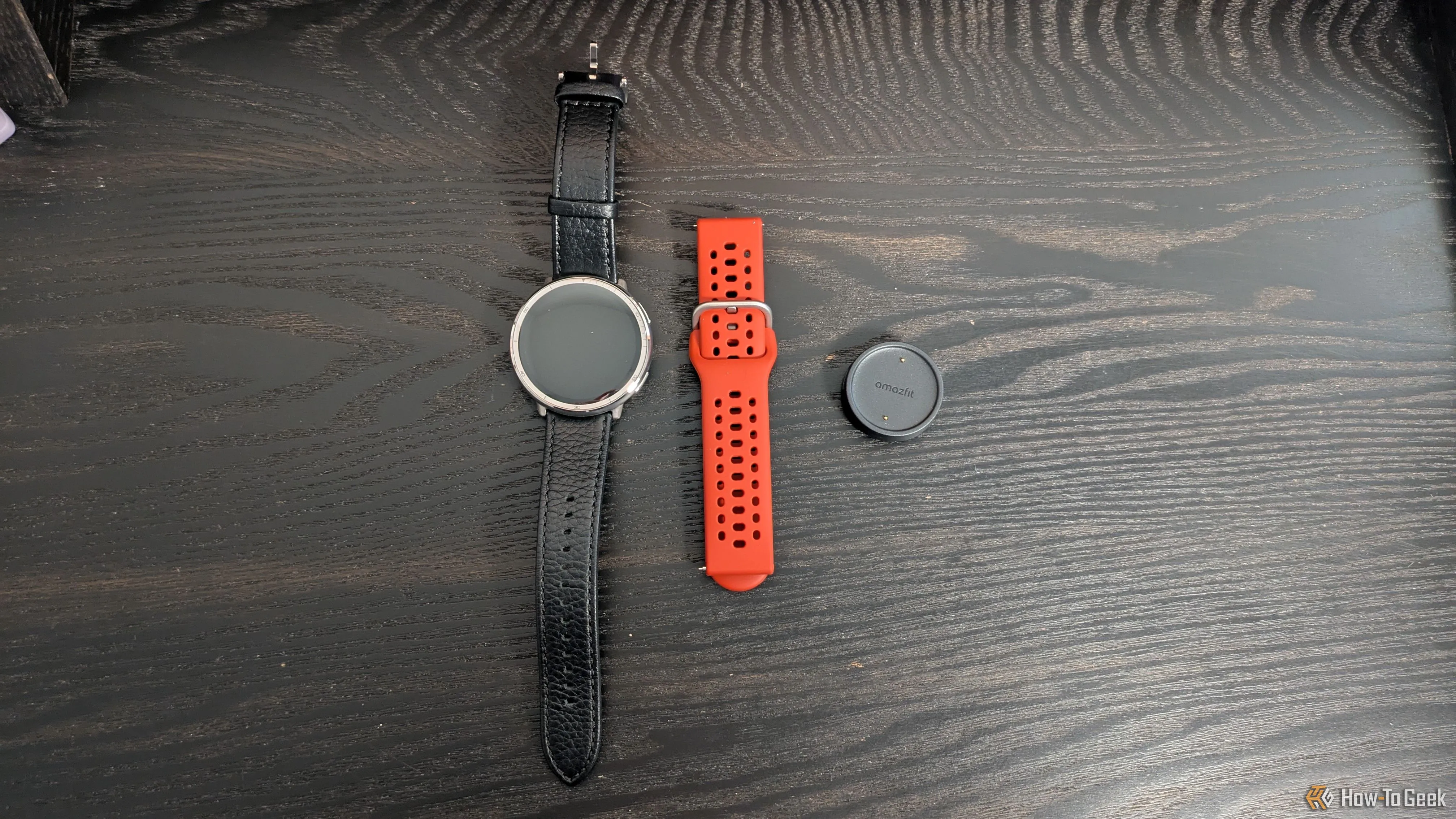 Bộ sản phẩm Amazfit Active 2 bao gồm đồng hồ, dây đeo thể thao dự phòng và đế sạc từ tính tiện lợi.