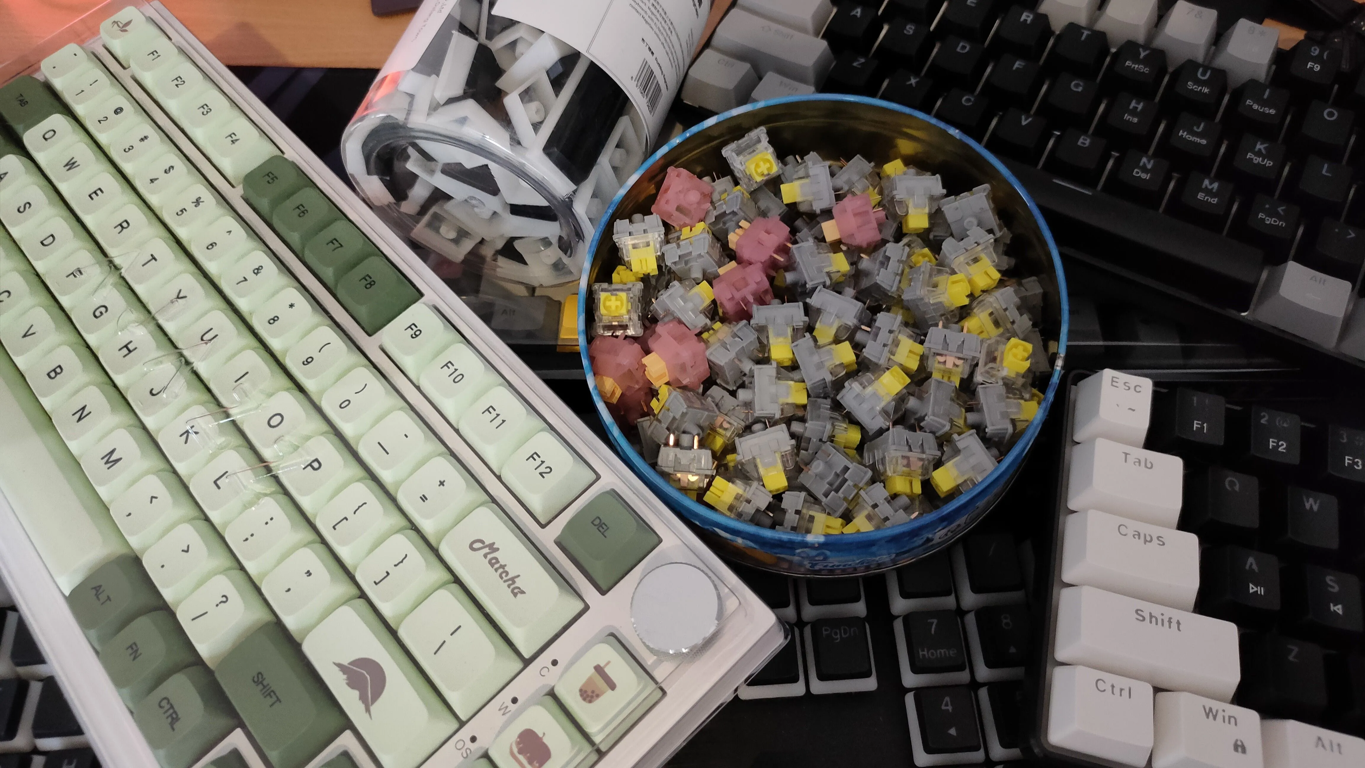 Bộ sưu tập bàn phím cơ, switch và keycap mua từ Temu, cho thấy các mặt hàng điện tử và phụ kiện công nghệ giá rẻ có sẵn trên nền tảng.