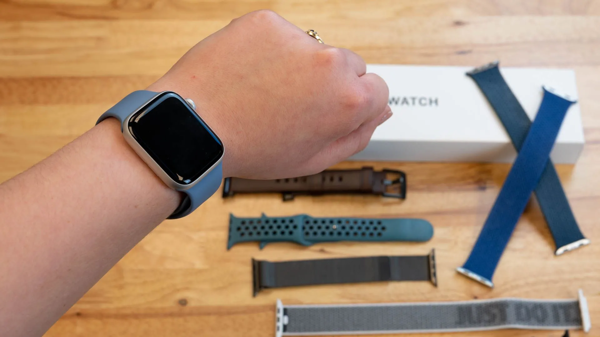 Bộ sưu tập dây đeo Apple Watch đa dạng tại cửa hàng, sẵn sàng để trải nghiệm