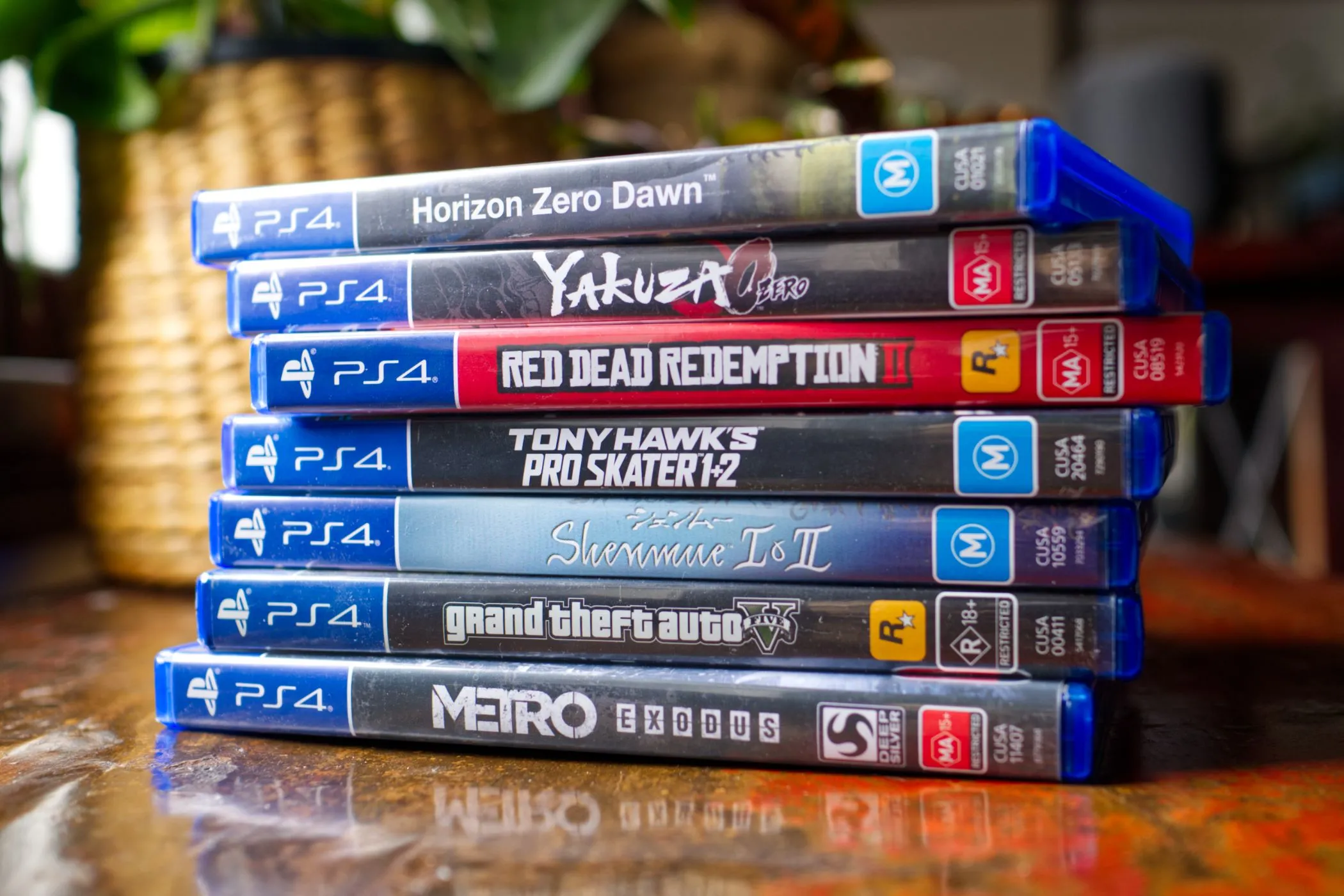 Bộ sưu tập đĩa game PlayStation 4, minh họa cho việc mua game vật lý giúp tiết kiệm dung lượng tải