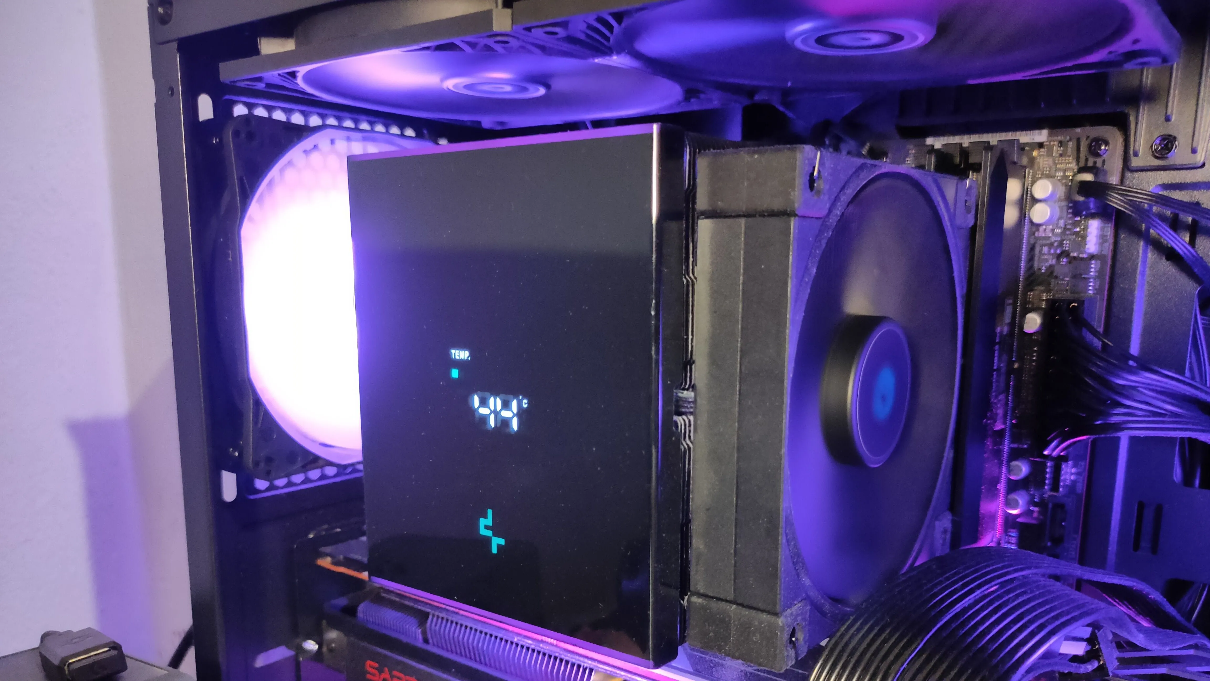 Bộ tản nhiệt khí CPU Deepcool AK620 Digital trong một PC gaming, đại diện cho cấu hình chơi game
