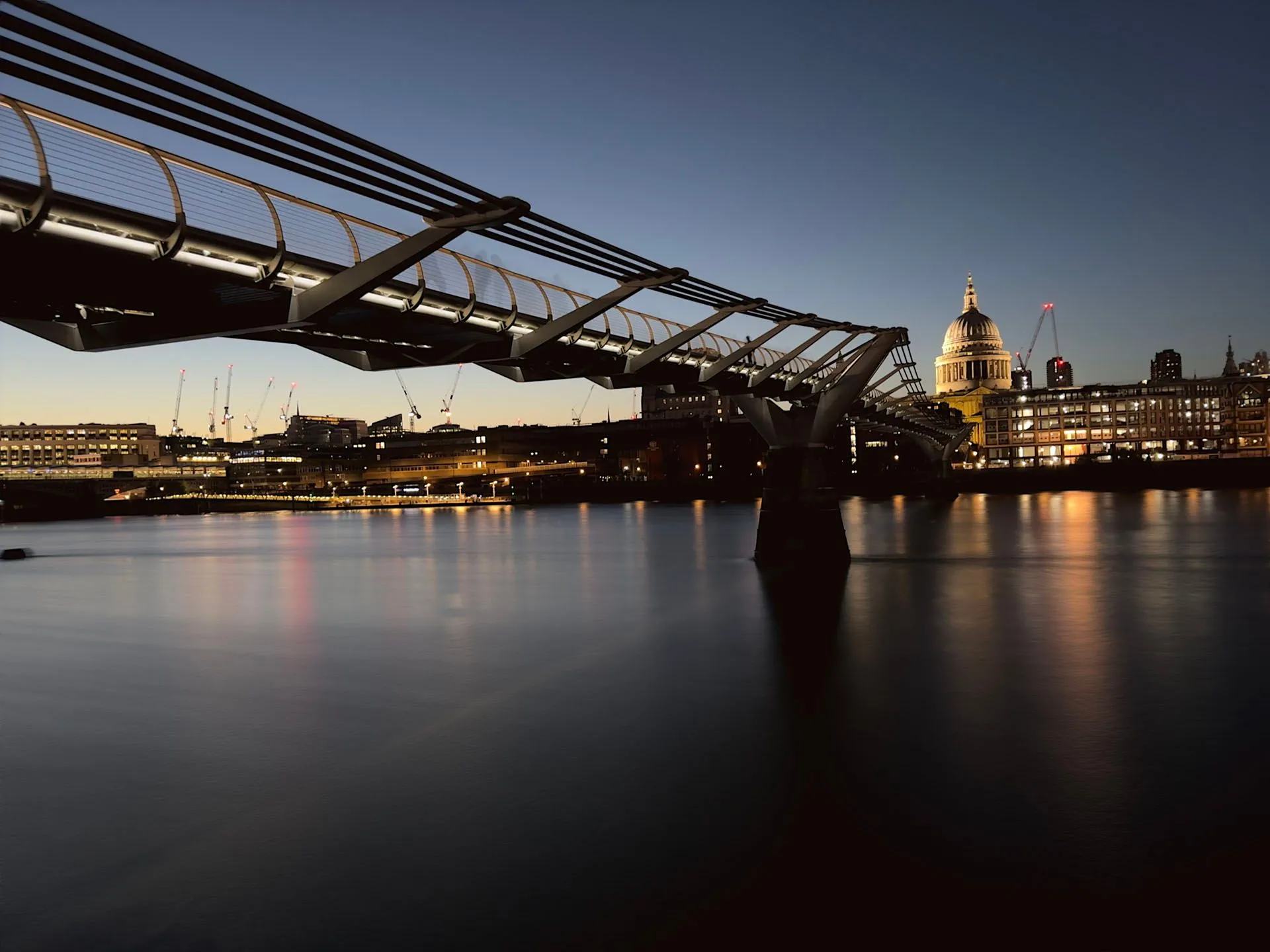 Bức ảnh chụp đêm của Cầu Thiên niên kỷ và Nhà thờ St Paul's trước khi điều chỉnh Shadows.
