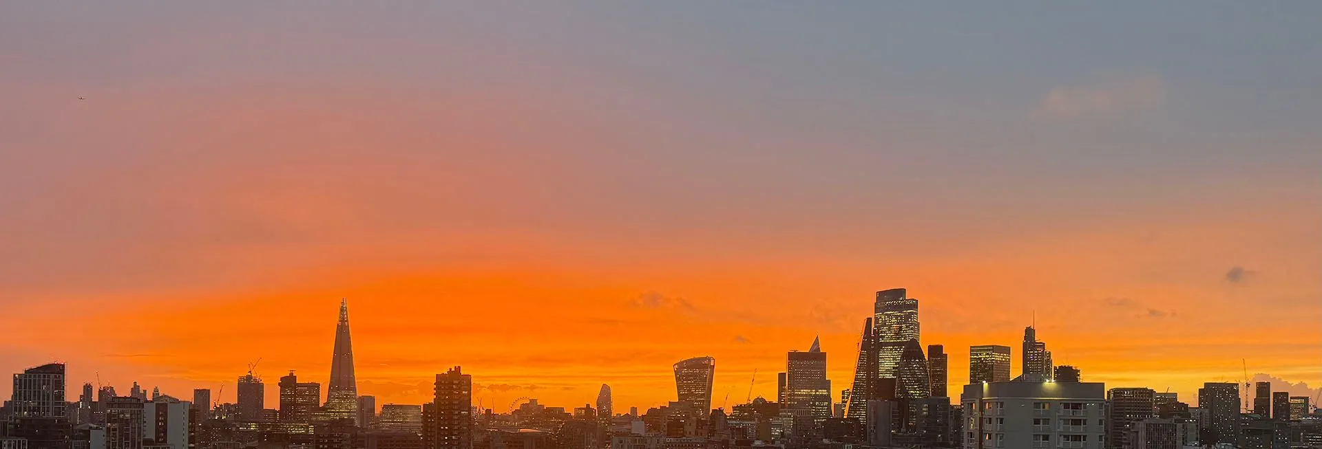 Bức ảnh đường chân trời London sau khi cắt bỏ tiền cảnh, làm nổi bật các tòa nhà và hoàng hôn.