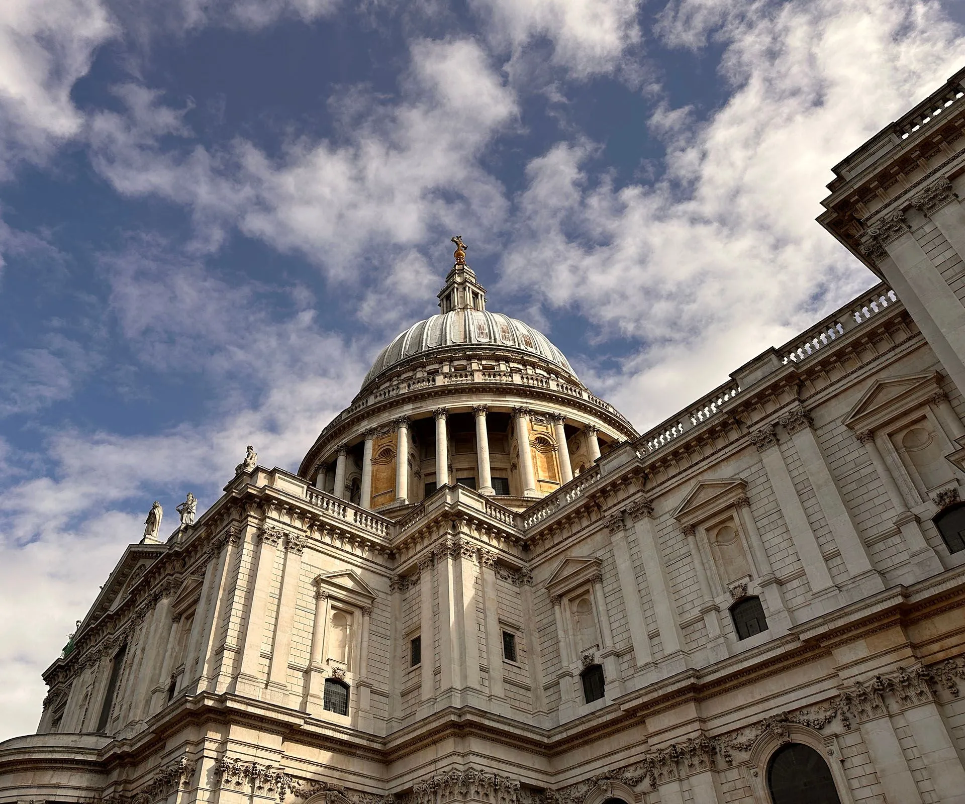 Bức ảnh Nhà thờ St Paul's sau khi tăng nhiệt độ màu lên +75, tạo cảm giác ấm áp và nắng hơn.