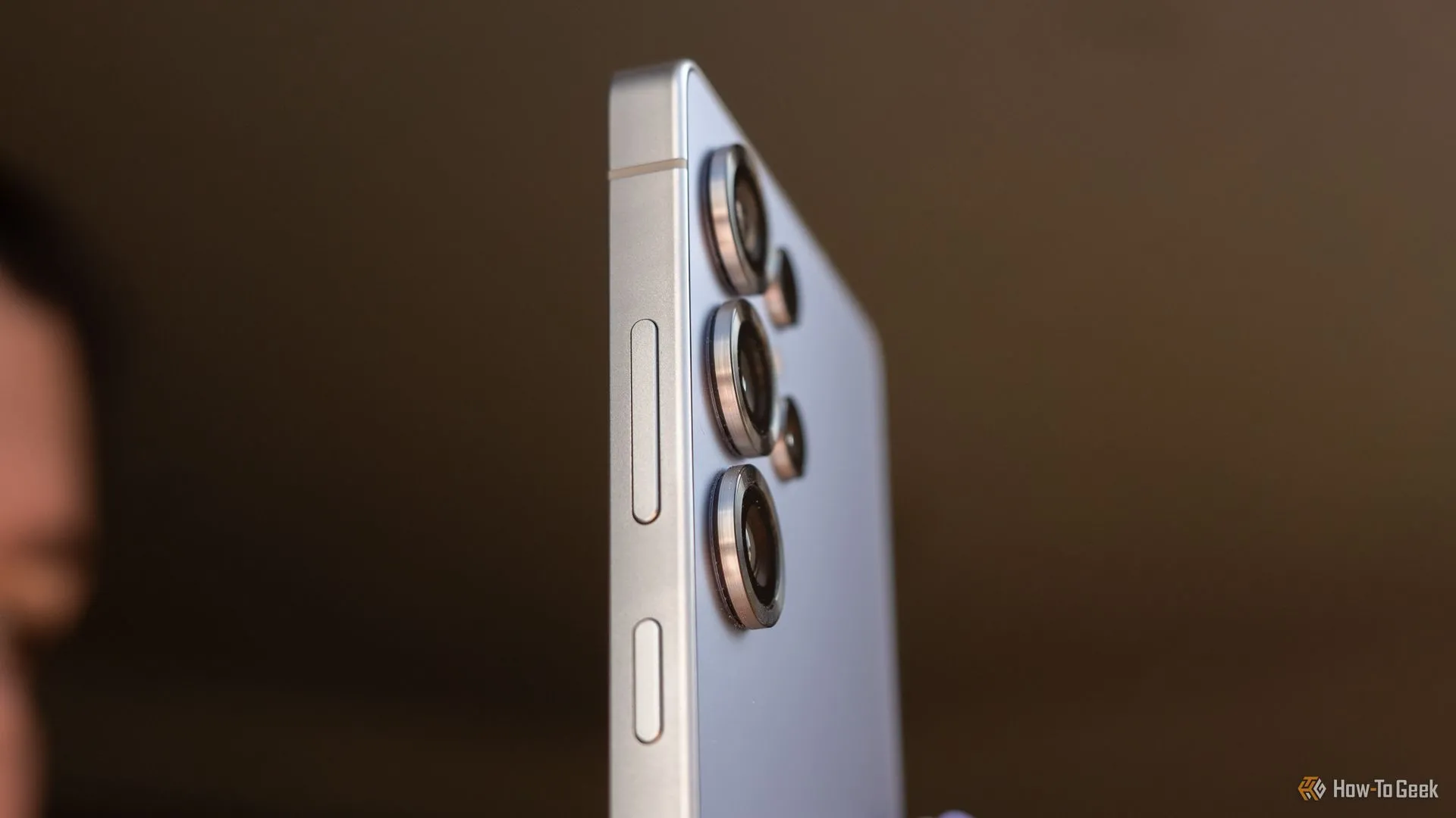 Bụi bẩn tích tụ xung quanh các ống kính camera sau của Samsung Galaxy S25 Ultra, cho thấy nhược điểm thiết kế