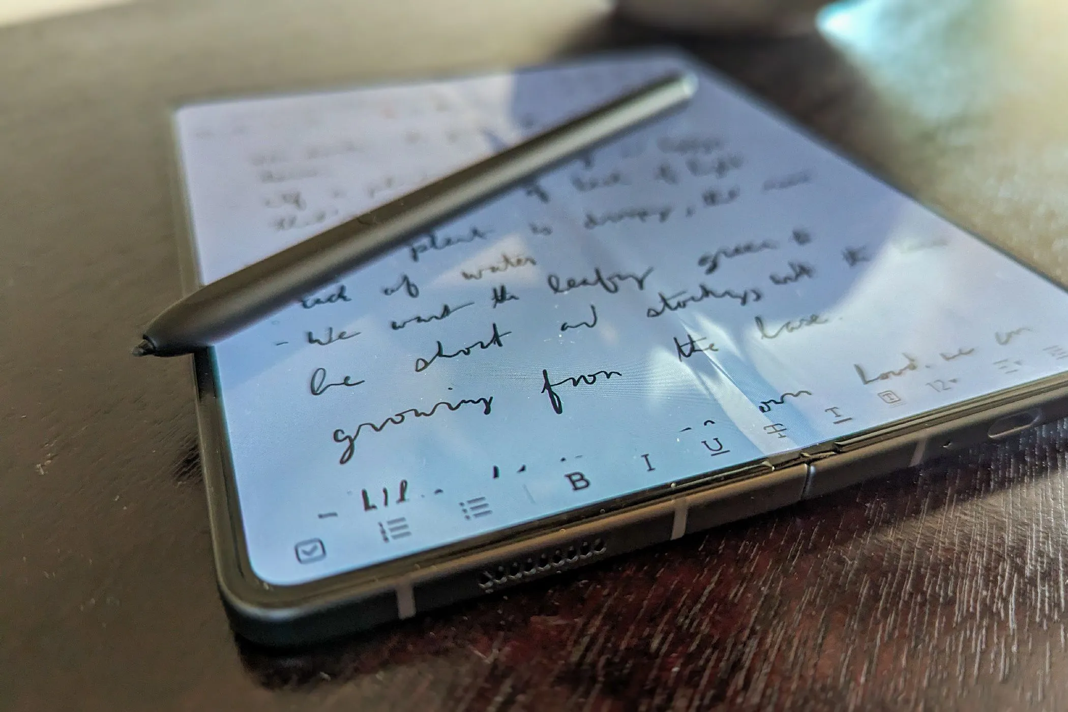 Bút S Pen nằm trên màn hình gập của Samsung Galaxy Z Fold 5, minh họa khả năng tương tác cảm ứng
