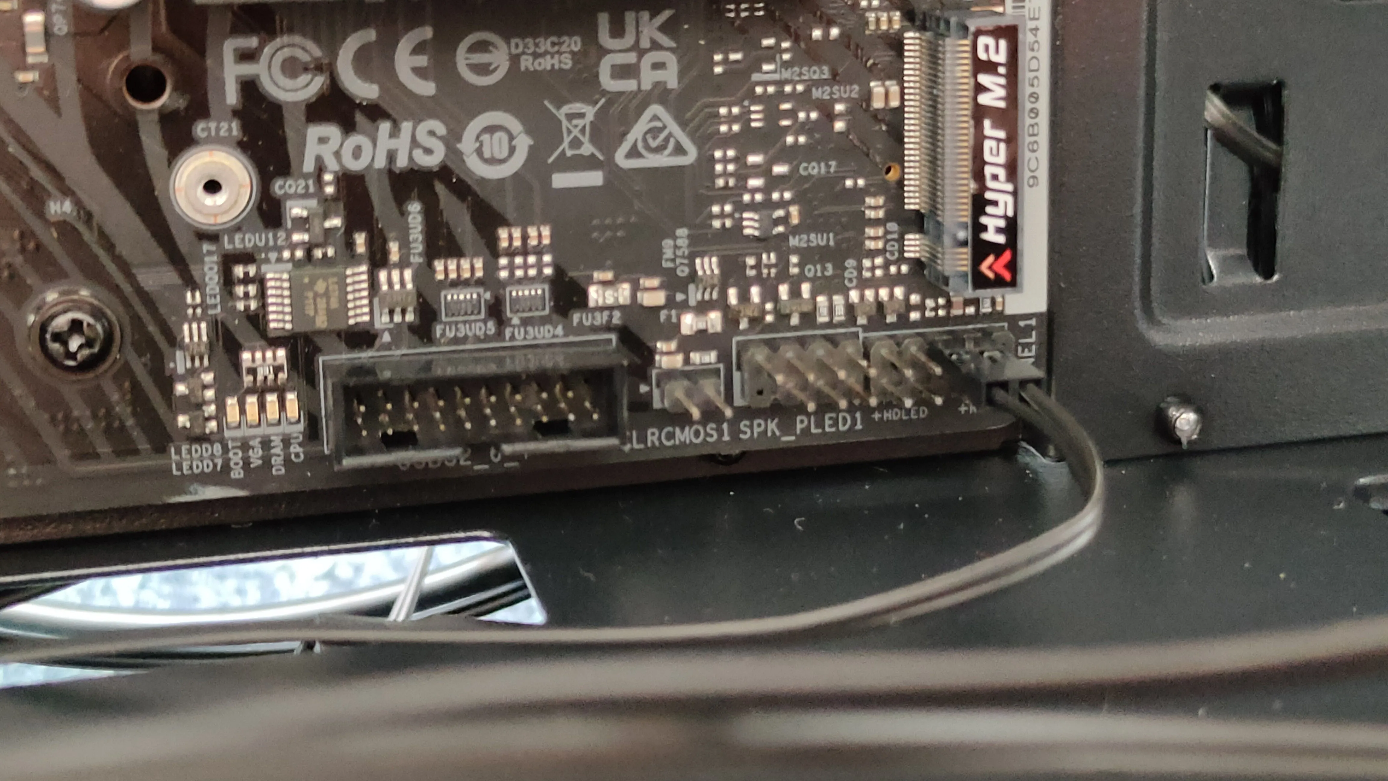 Các chân cắm kết nối panel trước (Front I/O headers) trên bo mạch chủ.