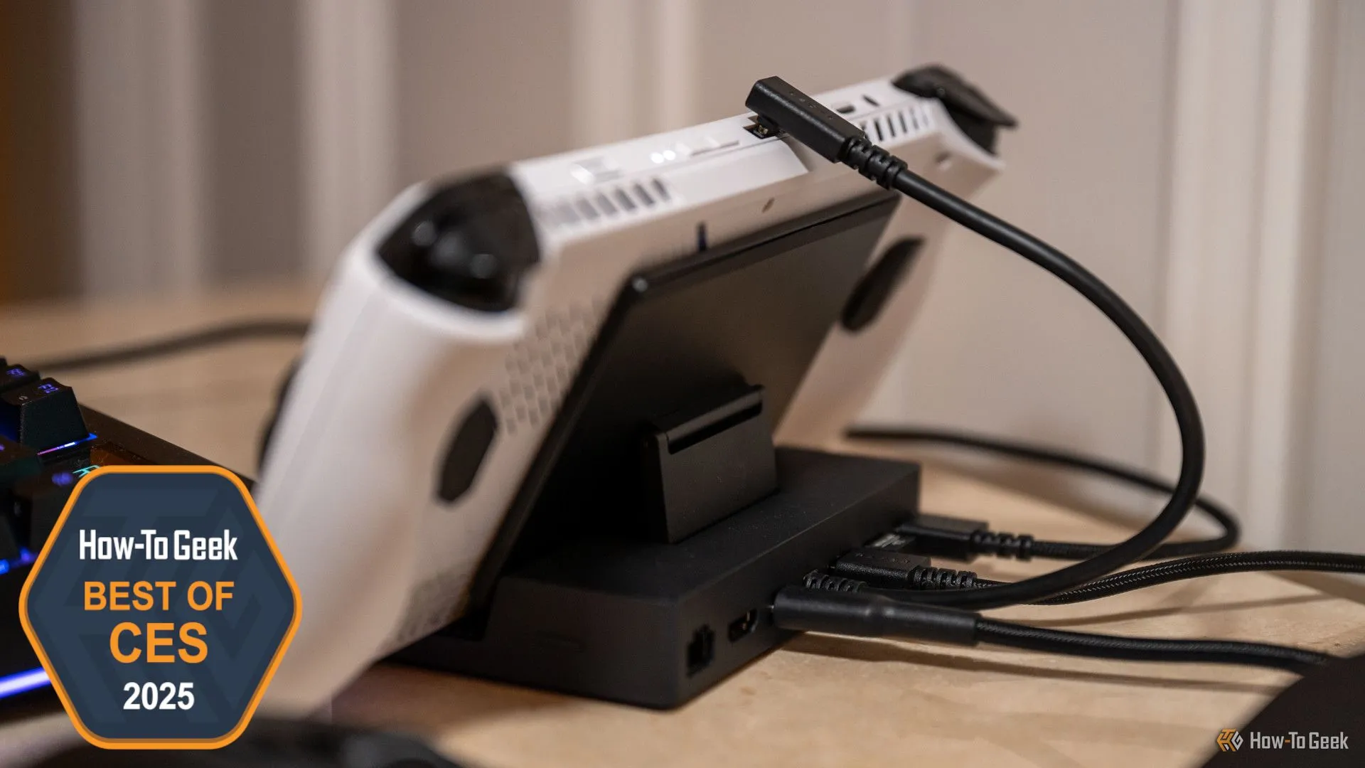 Các cổng kết nối ở mặt sau của dock chơi game Razer Handheld Dock Chroma, thể hiện tính năng đa dạng của sản phẩm.
