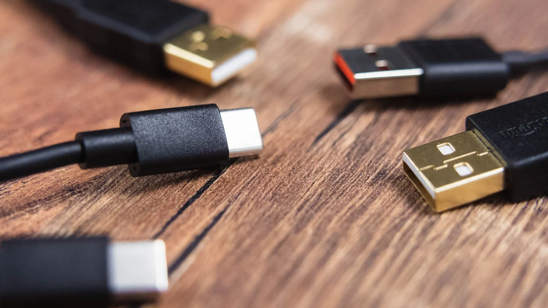 Các đầu nối cáp USB-A và USB-C khác nhau, cho thấy khó khăn trong việc phân biệt các loại cáp sạc khi chúng lộn xộn
