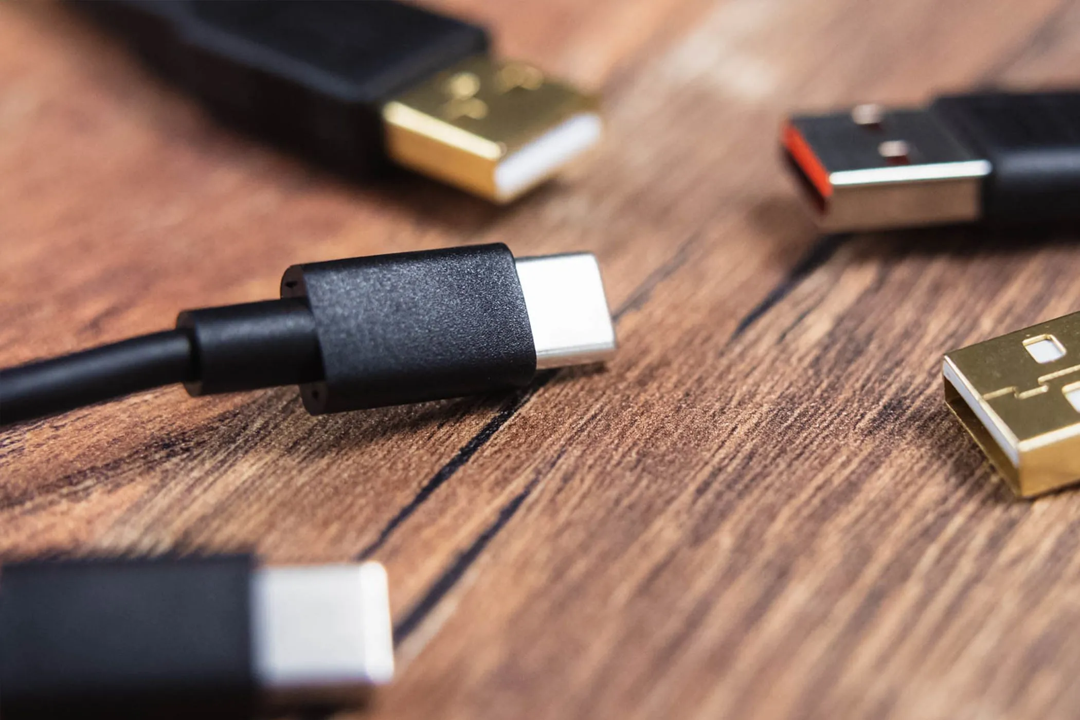 Các loại cáp USB-C khác nhau trên bàn, minh họa sự tiện lợi của giải pháp sạc 2 trong 1