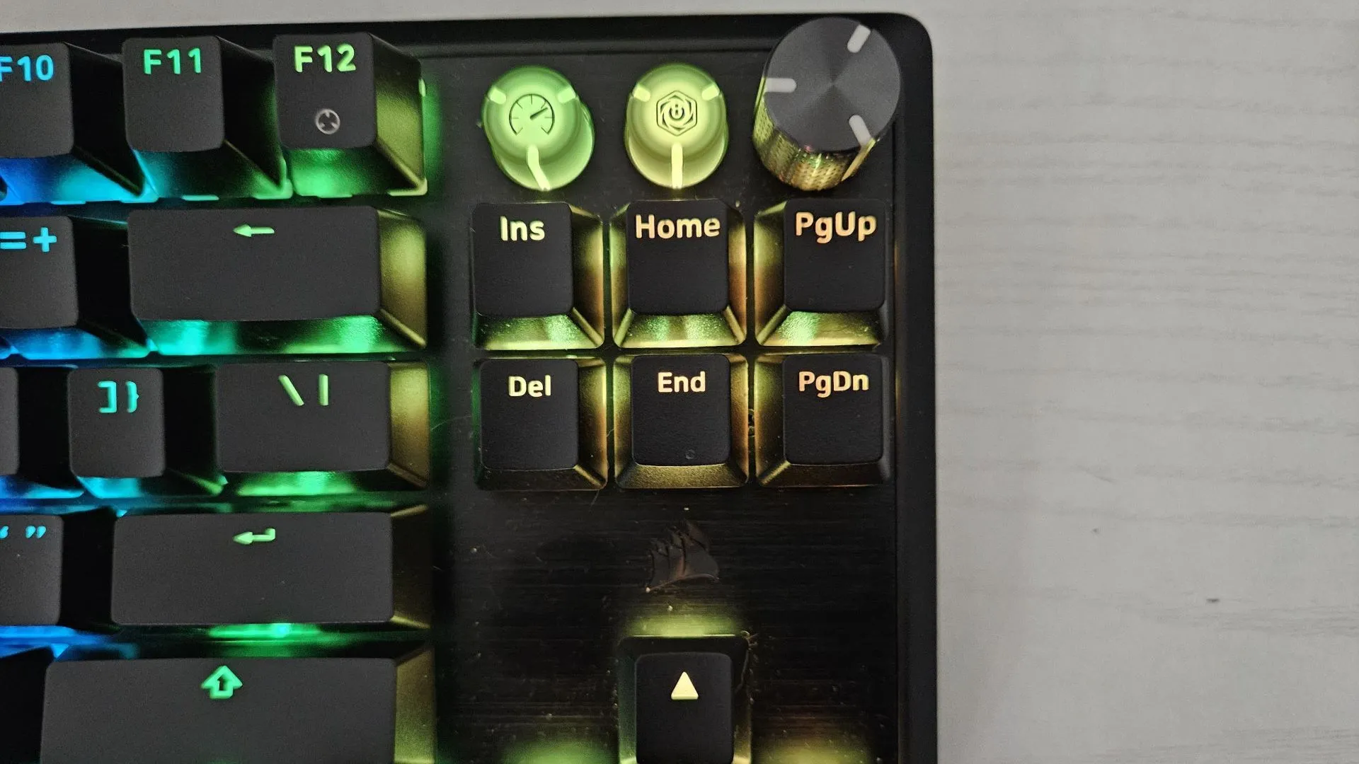 Các nút điều khiển đa phương tiện, con lăn âm lượng và nút chuyển chế độ game chuyên dụng trên bàn phím Corsair K70 PRO TKL.