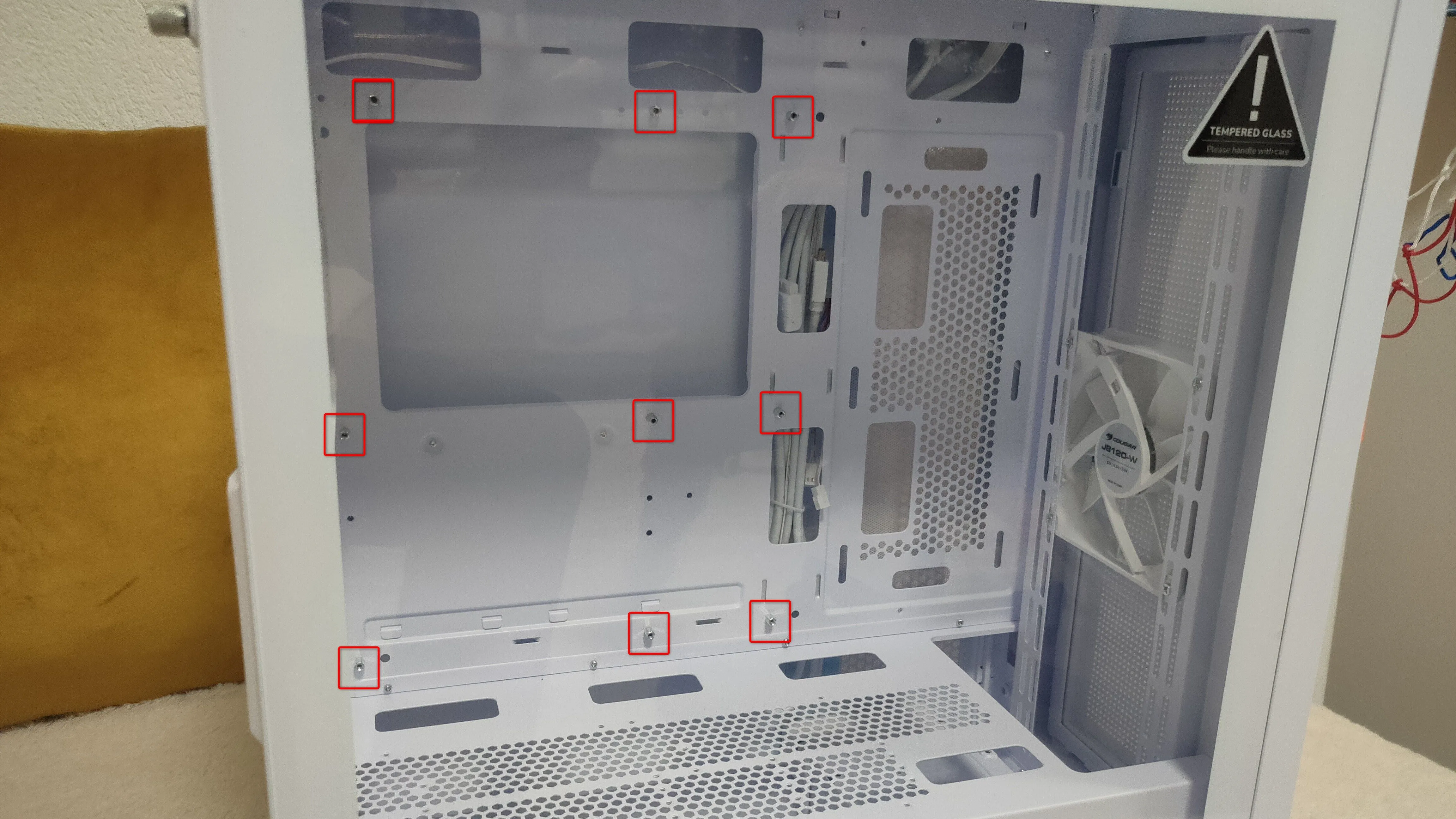 Các ốc cố định mainboard (standoffs) được lắp đặt sẵn bên trong vỏ case PC.