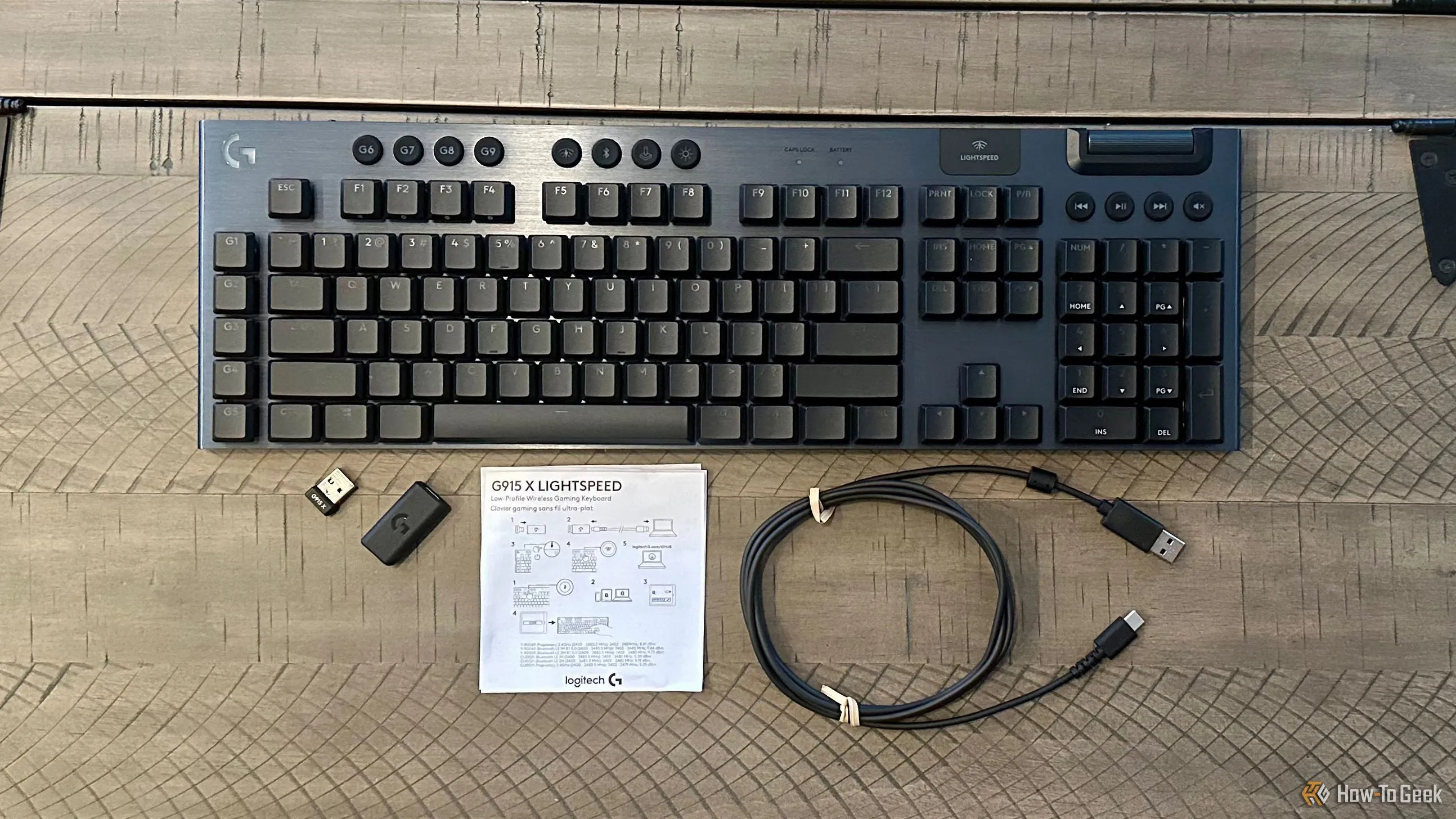 Các phụ kiện đi kèm bàn phím Logitech G915 X Lightspeed trong hộp