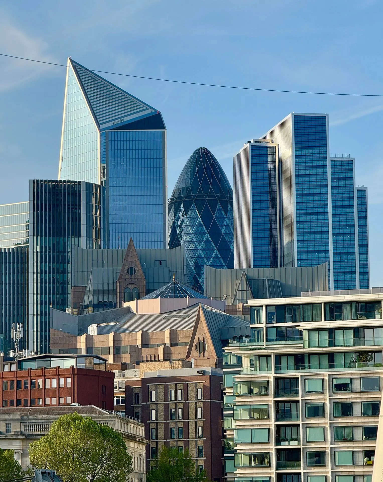 Các tòa nhà chọc trời London với một đường dây điện hoặc điện thoại xấu xí có thể nhìn thấy.