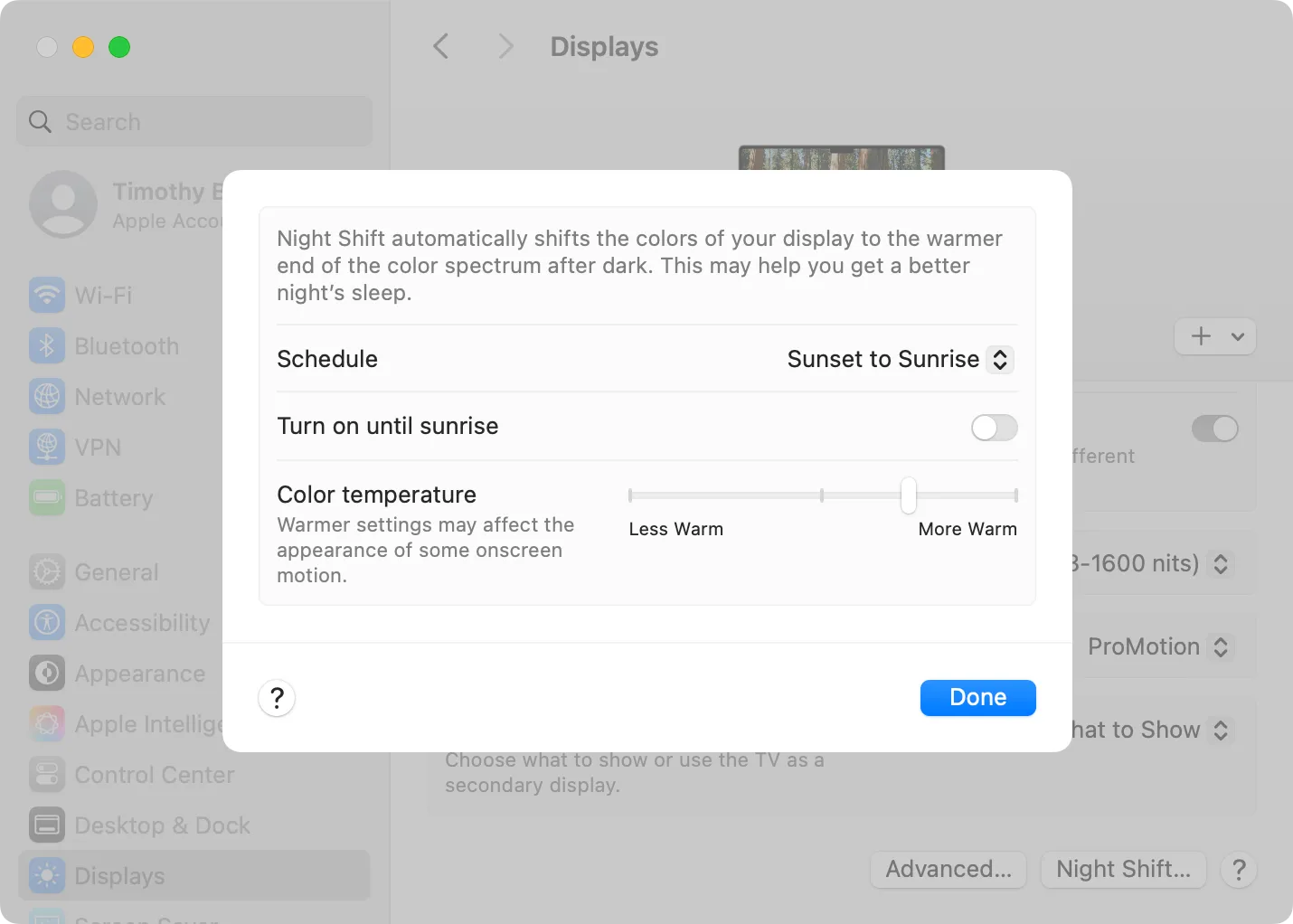 Cài đặt Night Shift trong phần Hiển thị của macOS, cho phép điều chỉnh tông màu màn hình ấm hơn vào ban đêm để bảo vệ mắt và cải thiện giấc ngủ.