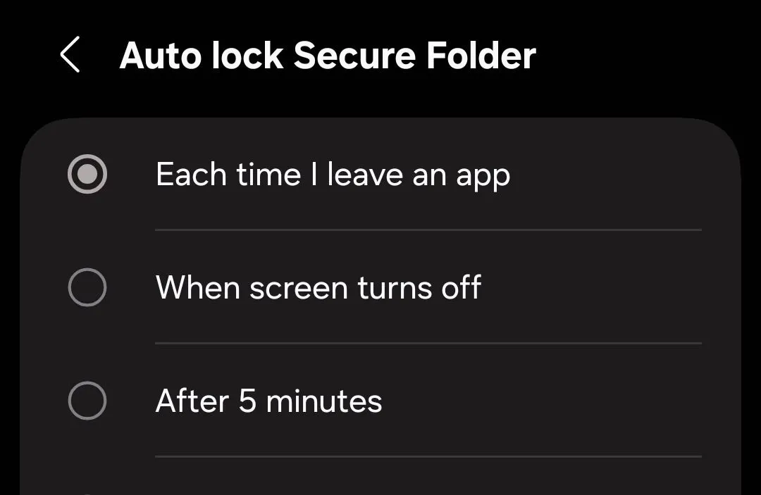 Cài đặt tự động khóa Thư mục Bảo mật trên điện thoại Samsung, tùy chọn &quot;Each Time I Leave an App&quot; để tăng cường bảo mật dữ liệu.