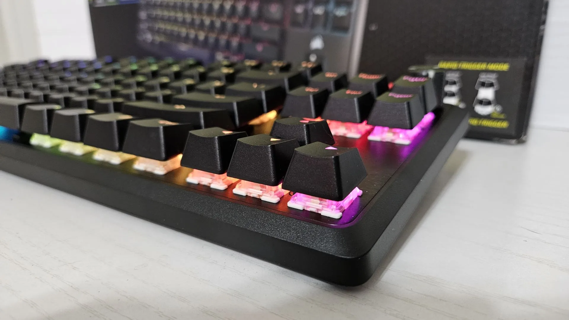 Cận cảnh bàn phím cơ Corsair K70 PRO TKL với khoảng trống rõ rệt giữa keycap và bề mặt khung, một đặc điểm thiết kế đáng chú ý.
