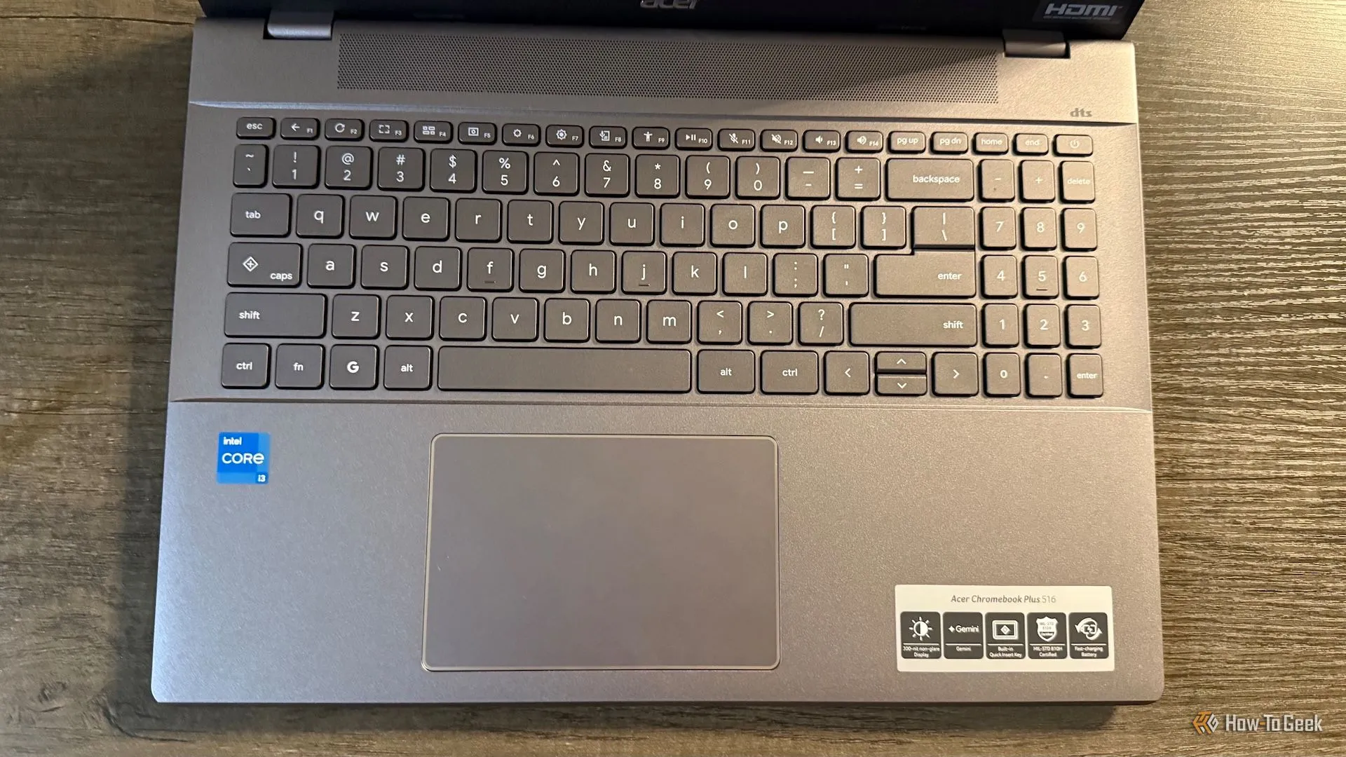 Cận cảnh bàn phím màu đen của laptop Acer Chromebook Plus 516, hiển thị bố cục phím và khu vực bàn phím số bị lệch.
