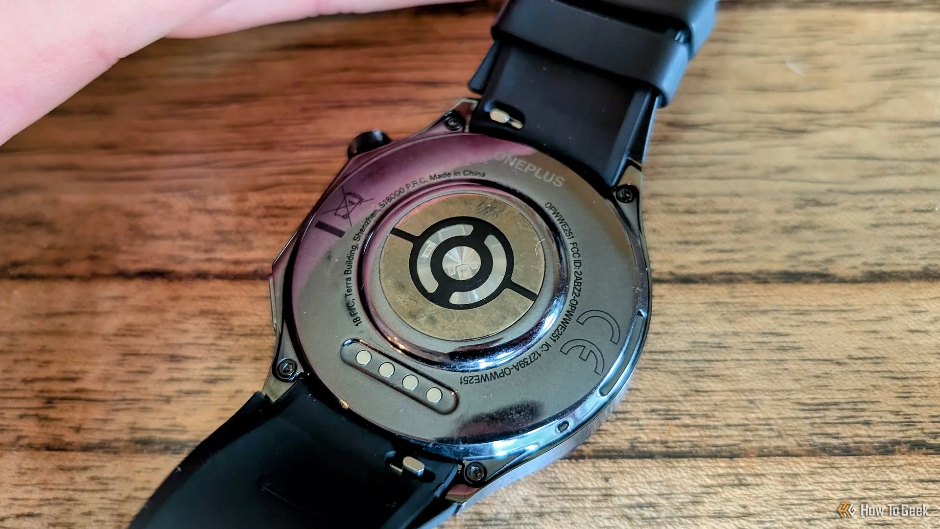 Cận cảnh các cảm biến phía sau của OnePlus Watch 3.