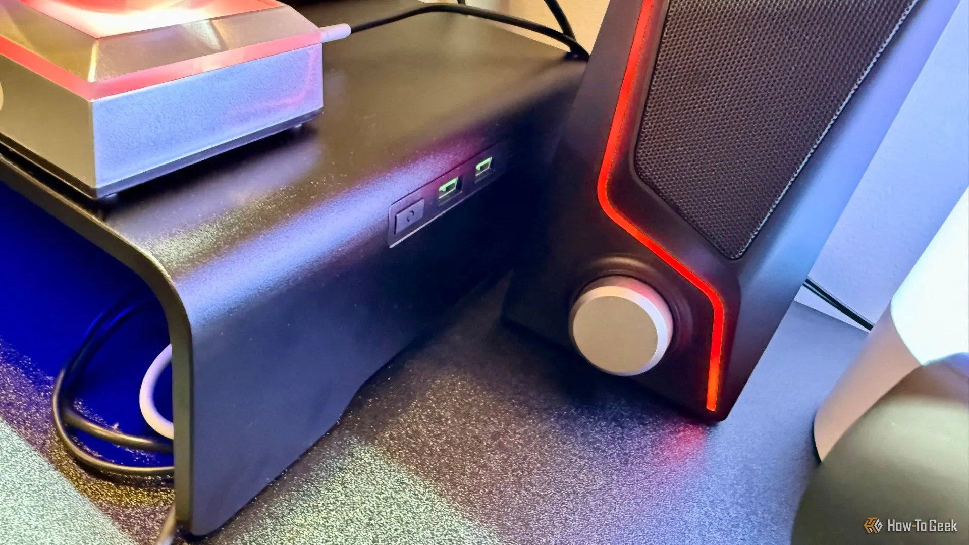 Cận cảnh các cổng kết nối USB-A, USB-C và nút Chroma có thể tùy chỉnh trên cạnh phải giá đỡ Razer Monitor Stand Chroma.