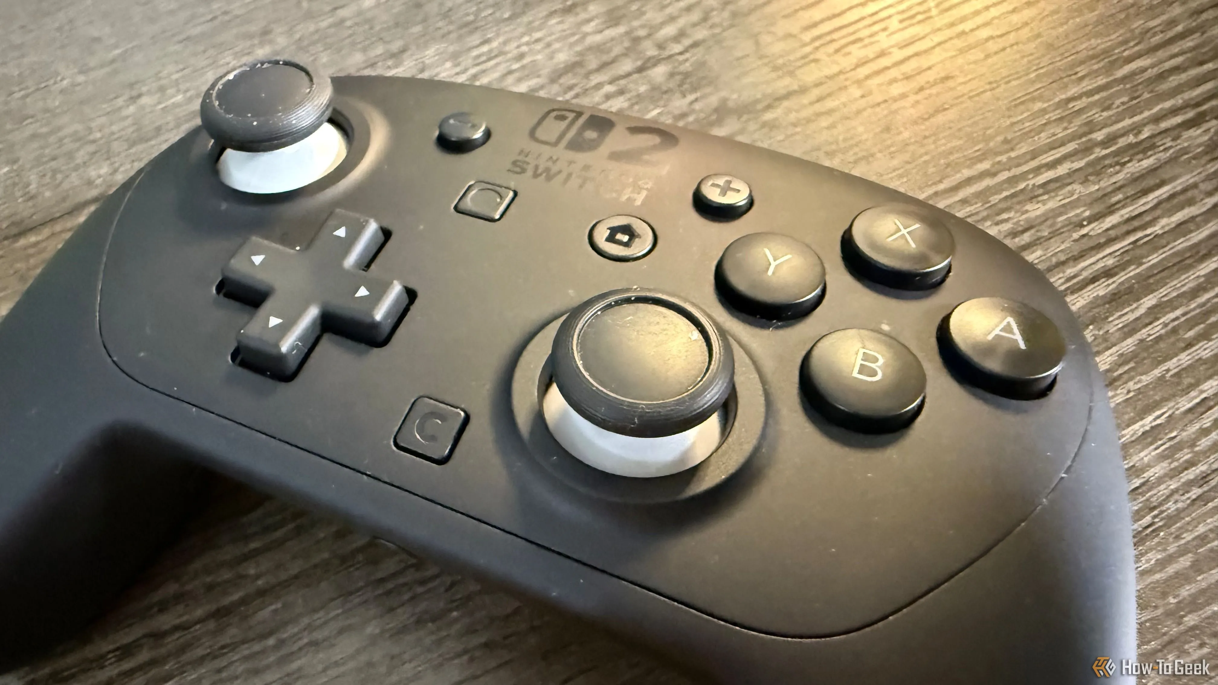 Cận cảnh các nút bấm, cần analog và D-pad của tay cầm Nintendo Switch 2 Pro, cho thấy sự cải tiến về độ phản hồi