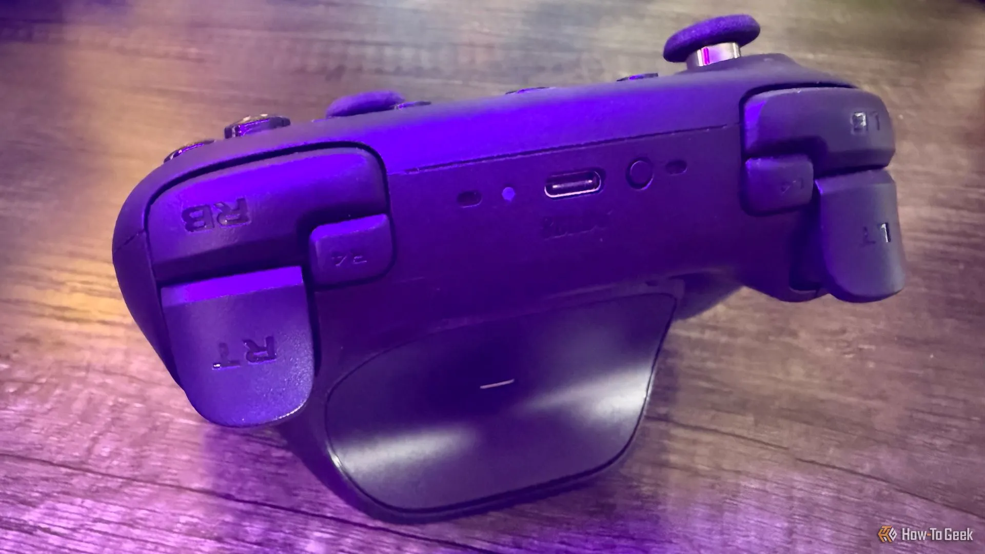 Cận cảnh các nút bumper và trigger của tay cầm 8BitDo Ultimate 2 Wireless, cho thấy thiết kế công thái học.