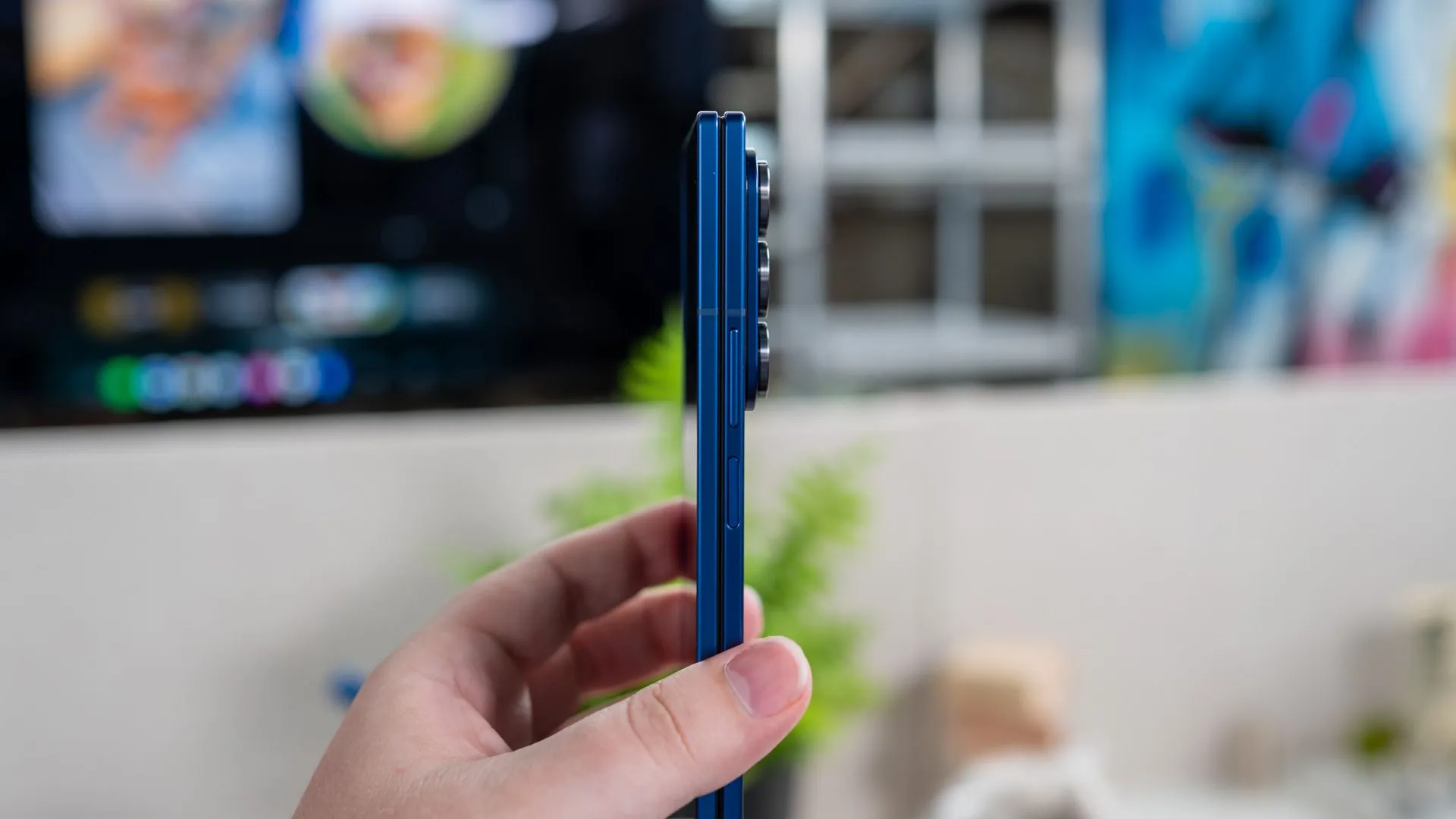 Cận cảnh cạnh bên của Samsung Galaxy Z Fold 7, cho thấy thiết kế mỏng và thanh lịch của điện thoại gập.