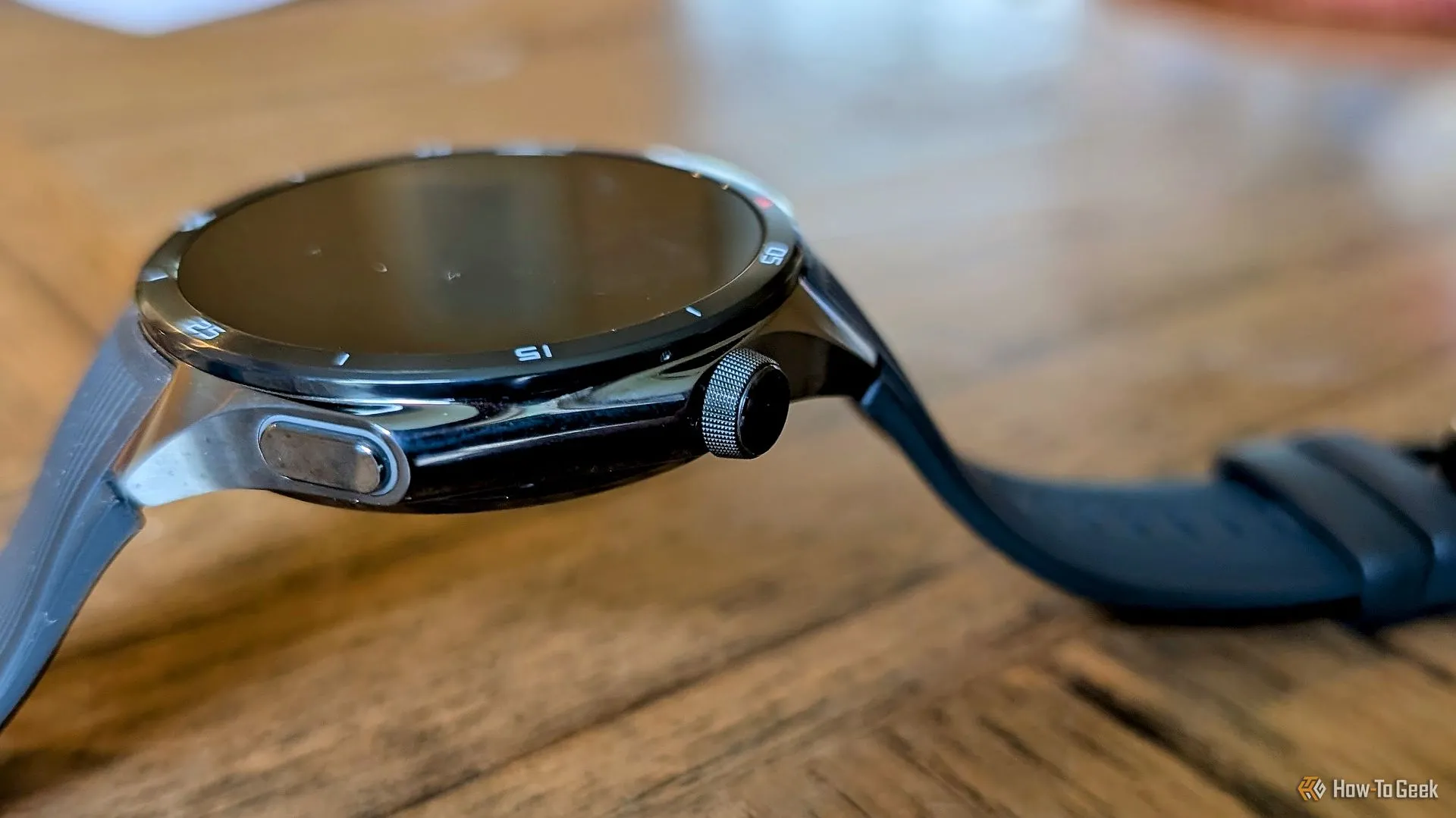 Cận cảnh mặt sau OnePlus Watch 3 và các cảm biến.