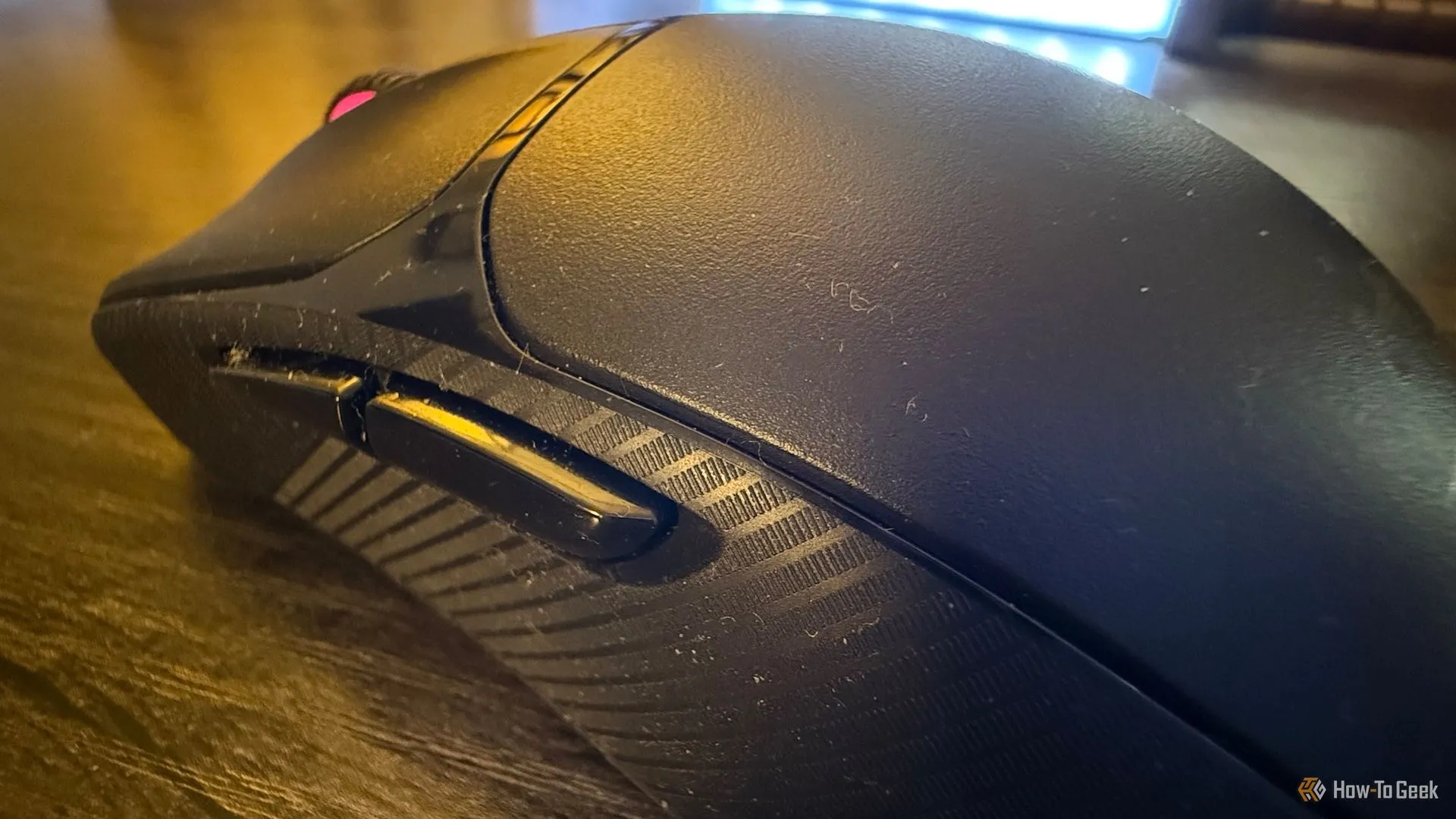 Cận cảnh nút bấm phụ bên hông của chuột gaming không dây HyperX Pulsefire Fuse.