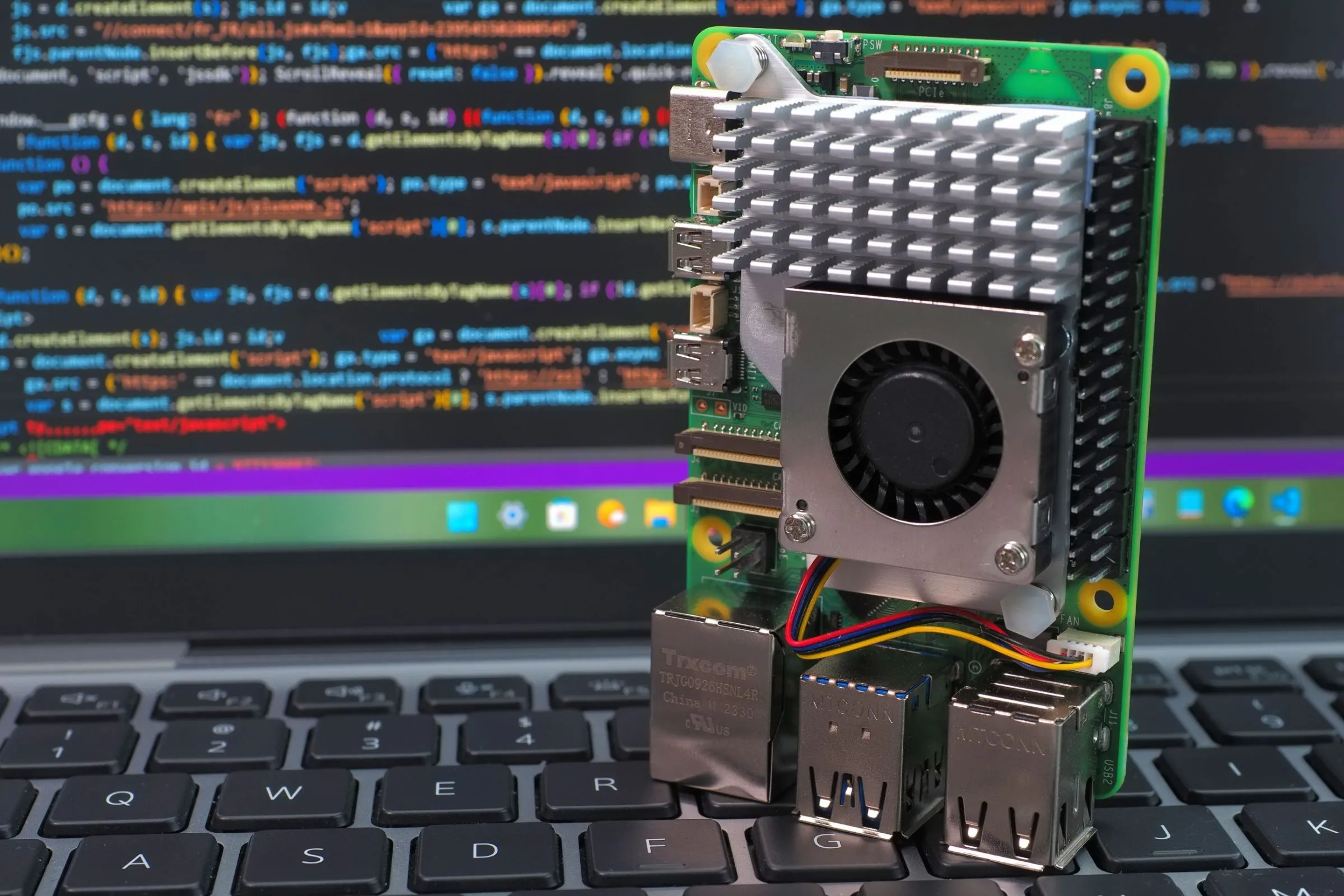 Cận cảnh Raspberry Pi 5 đặt trên bàn phím máy tính xách tay, minh họa cho khả năng tối ưu tài nguyên