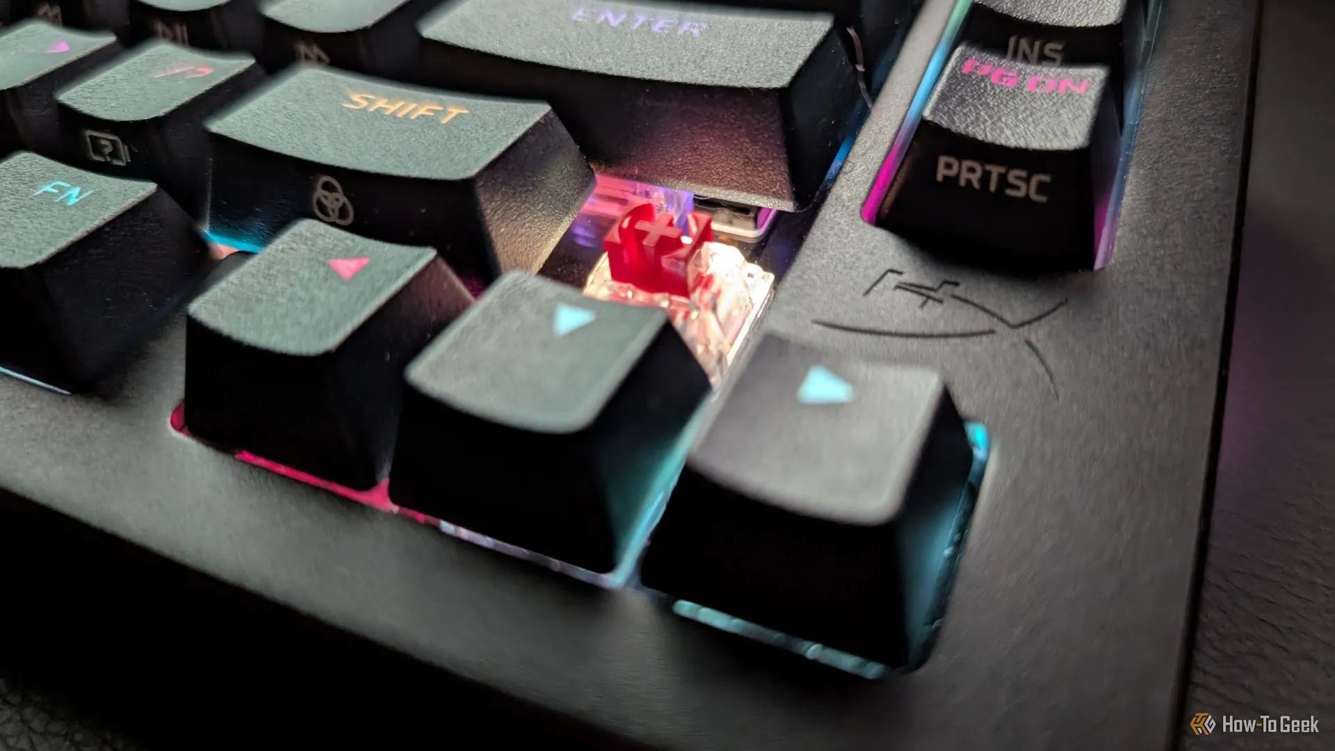 Cận cảnh switch HyperX Red Linear được lắp đặt trên bàn phím Alloy Rise 75