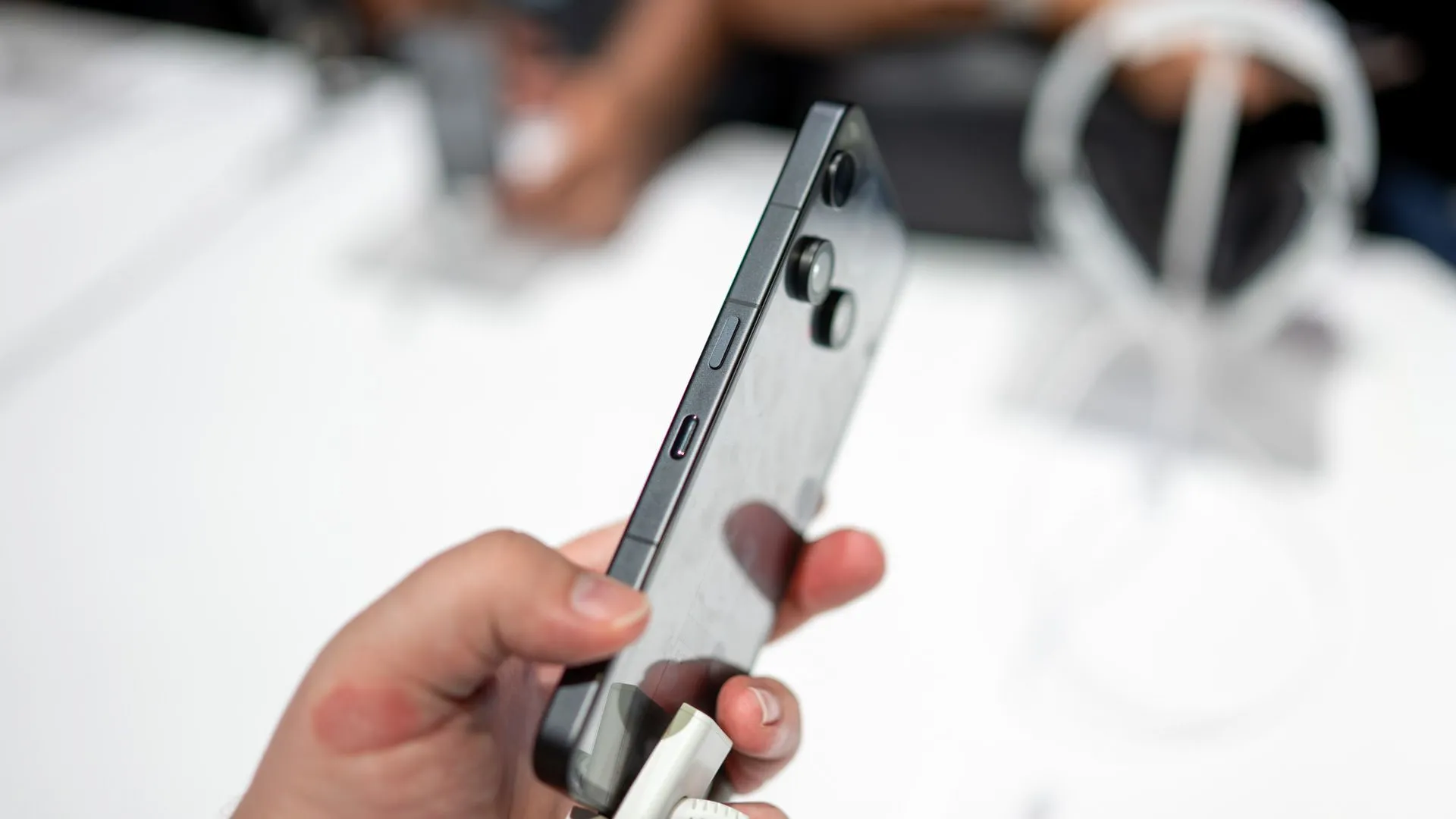 Cạnh bên của Nothing Phone 3 với nút nguồn.