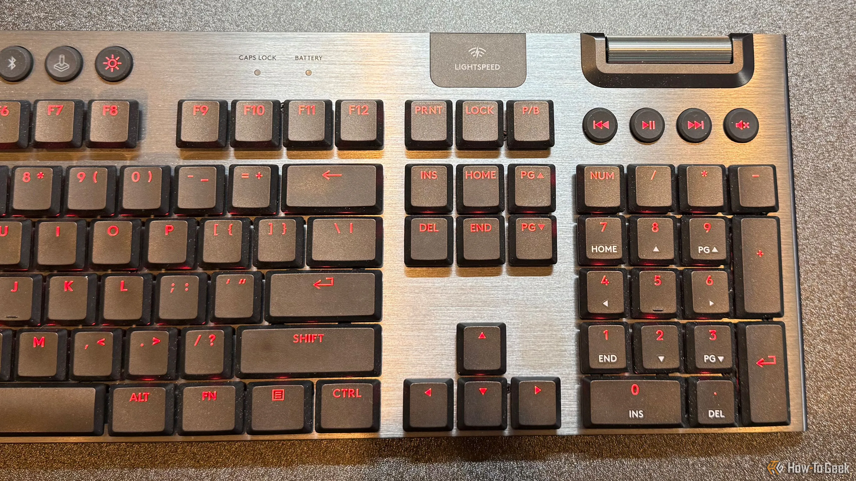 Cạnh phải bàn phím Logitech G915 X Lightspeed với các phím media và con lăn âm lượng